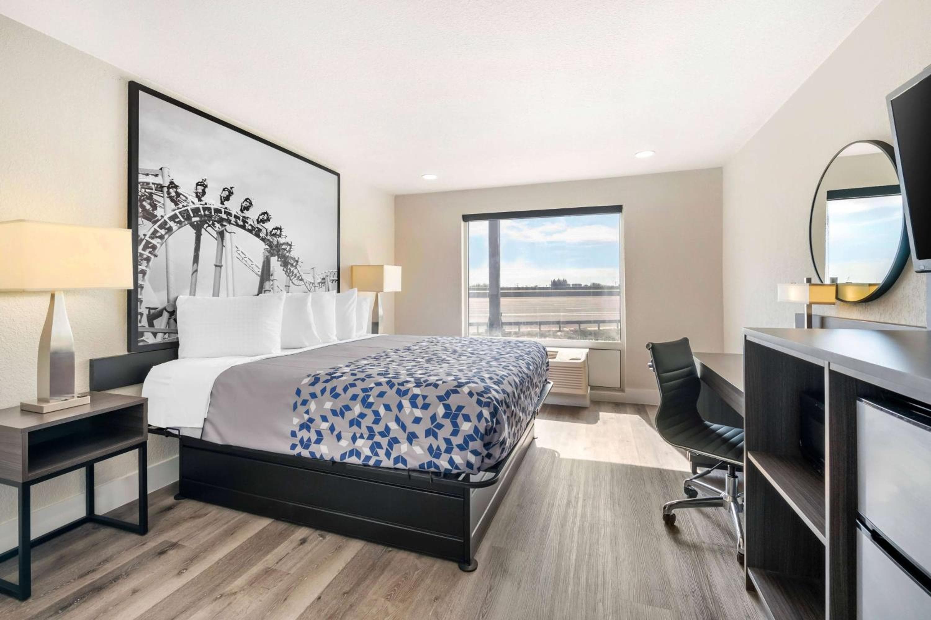 Super 8 by Wyndham Orlando Near Florida Mall — 20