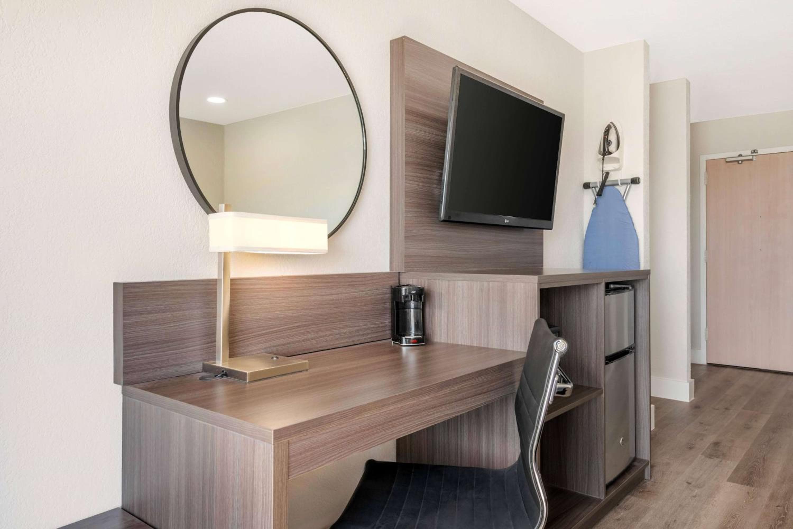 Super 8 by Wyndham Orlando Near Florida Mall — 21