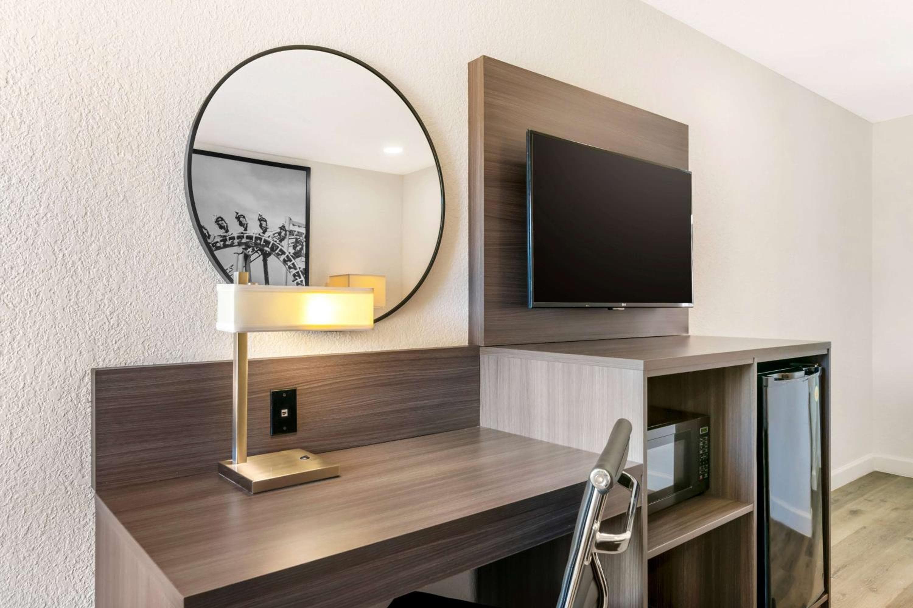 Super 8 by Wyndham Orlando Near Florida Mall — 23