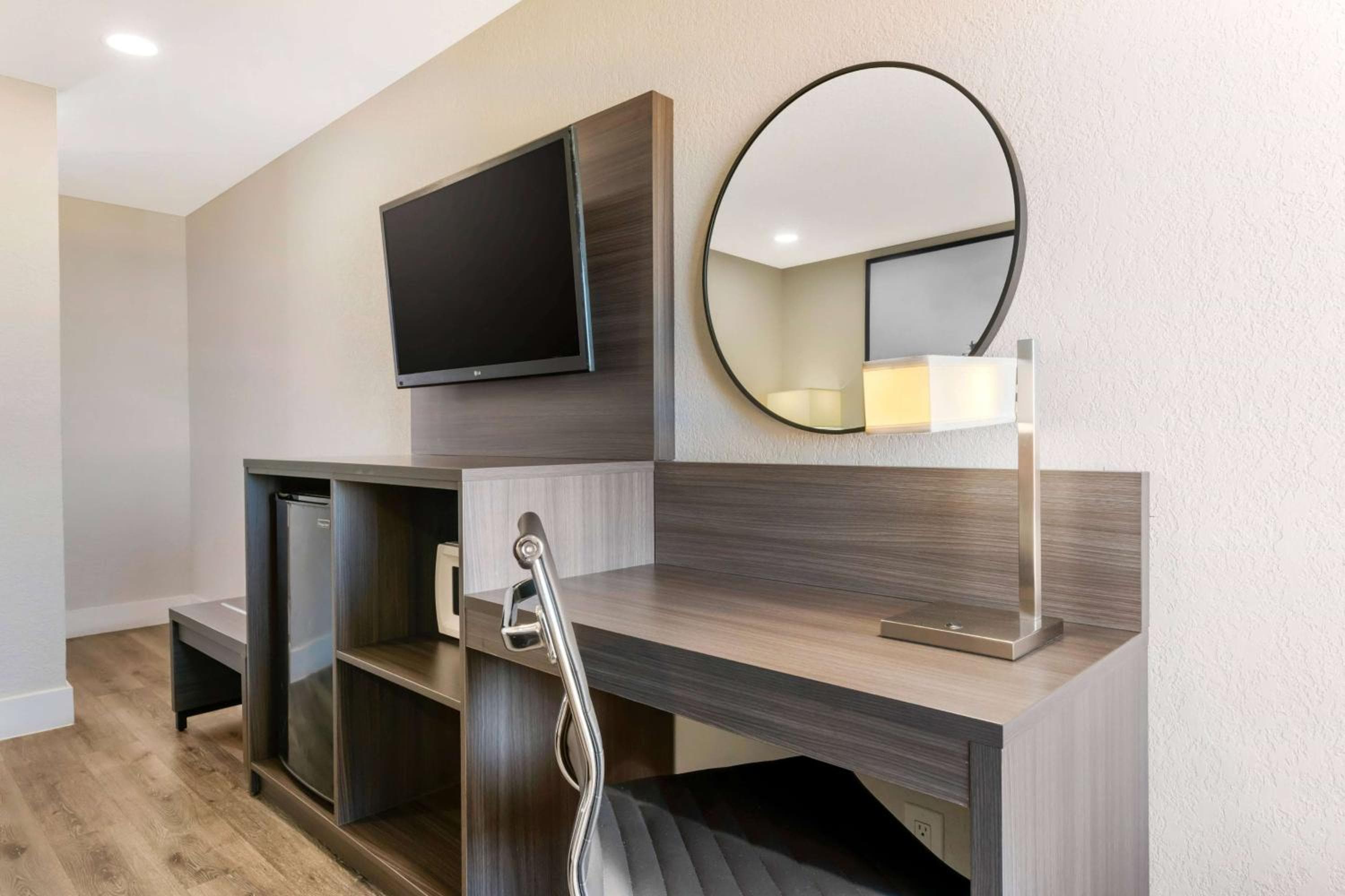 Super 8 by Wyndham Orlando Near Florida Mall — 25