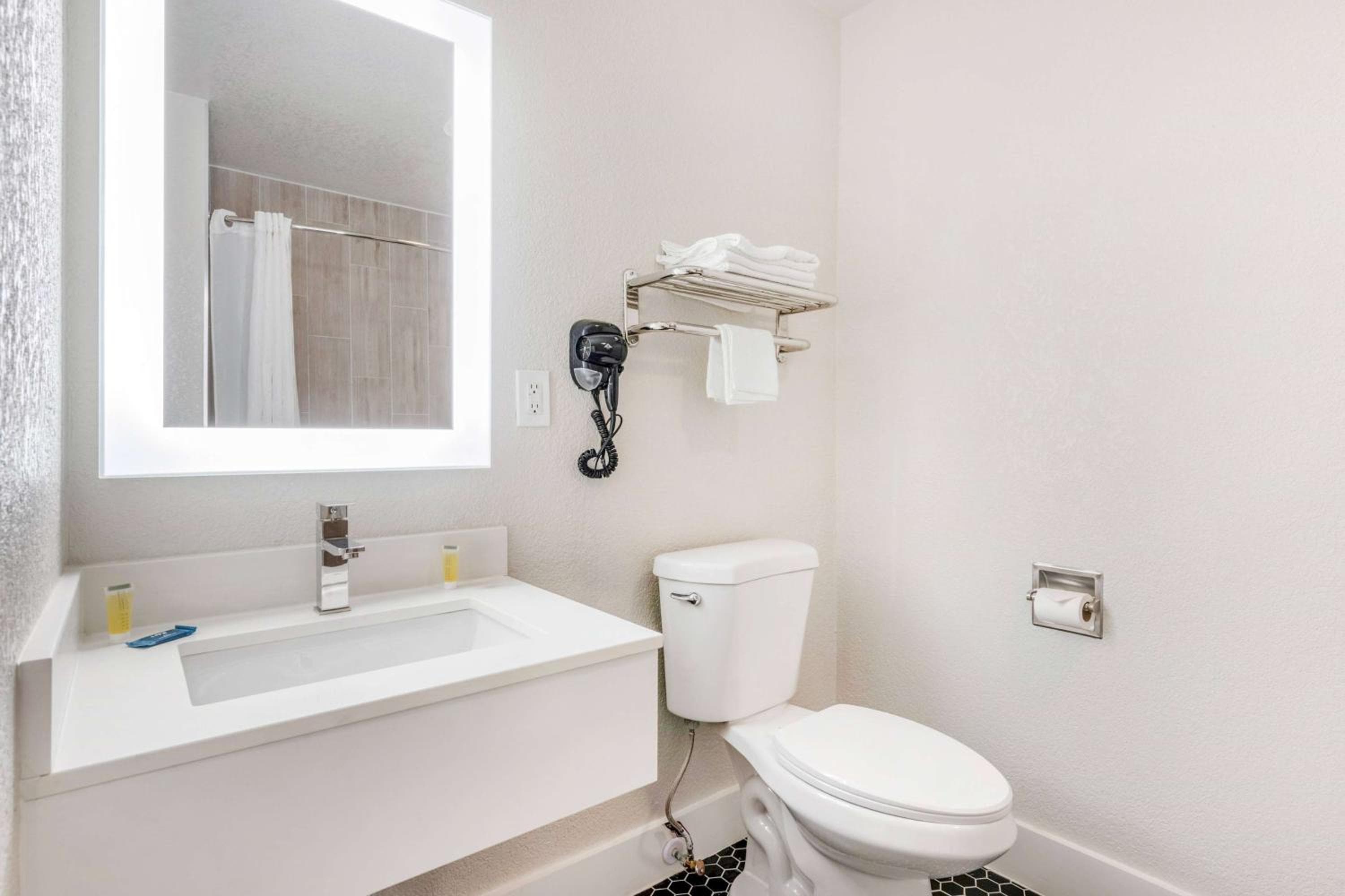 Super 8 by Wyndham Orlando Near Florida Mall — 13