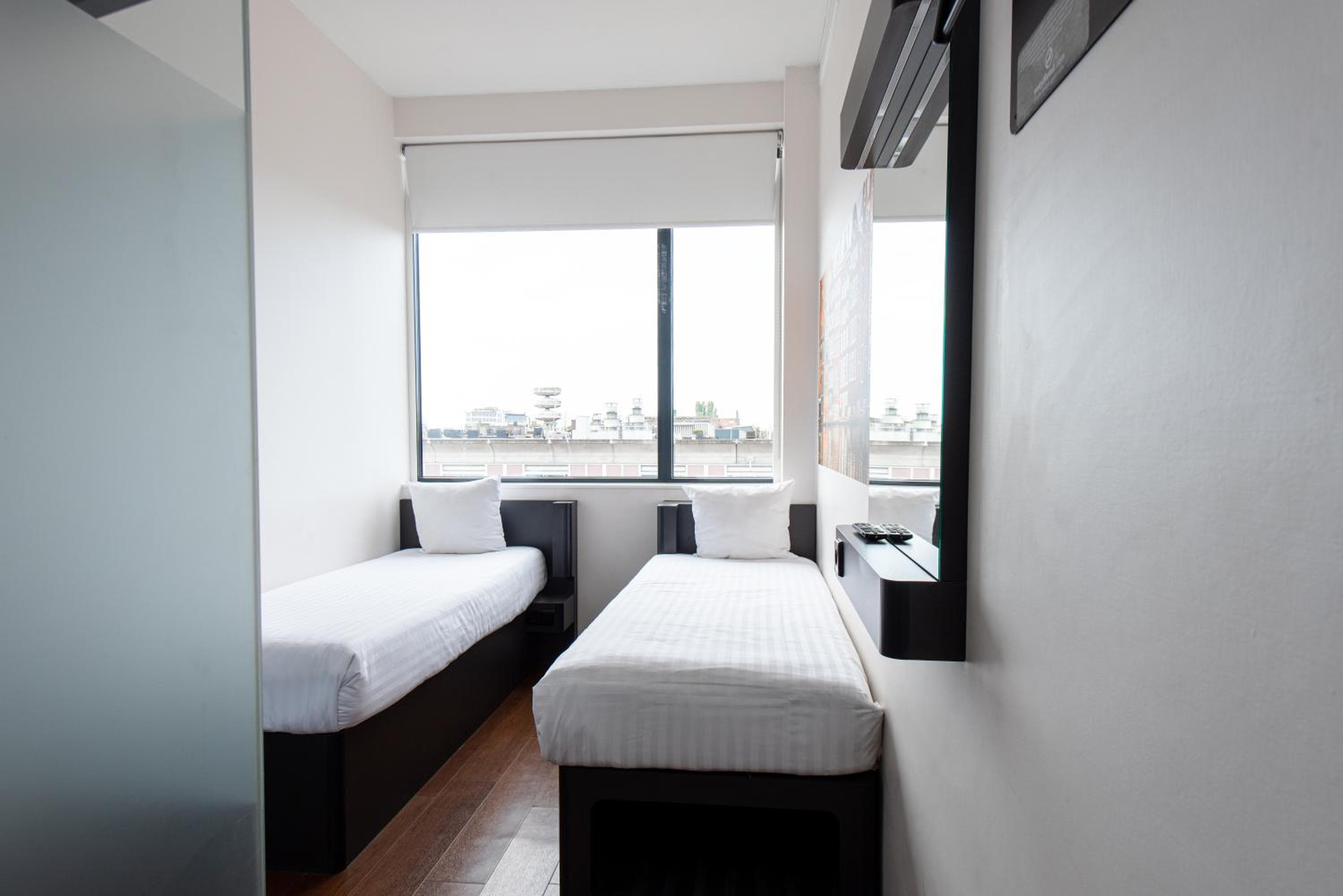 easyHotel Amsterdam City Centre South — 17
