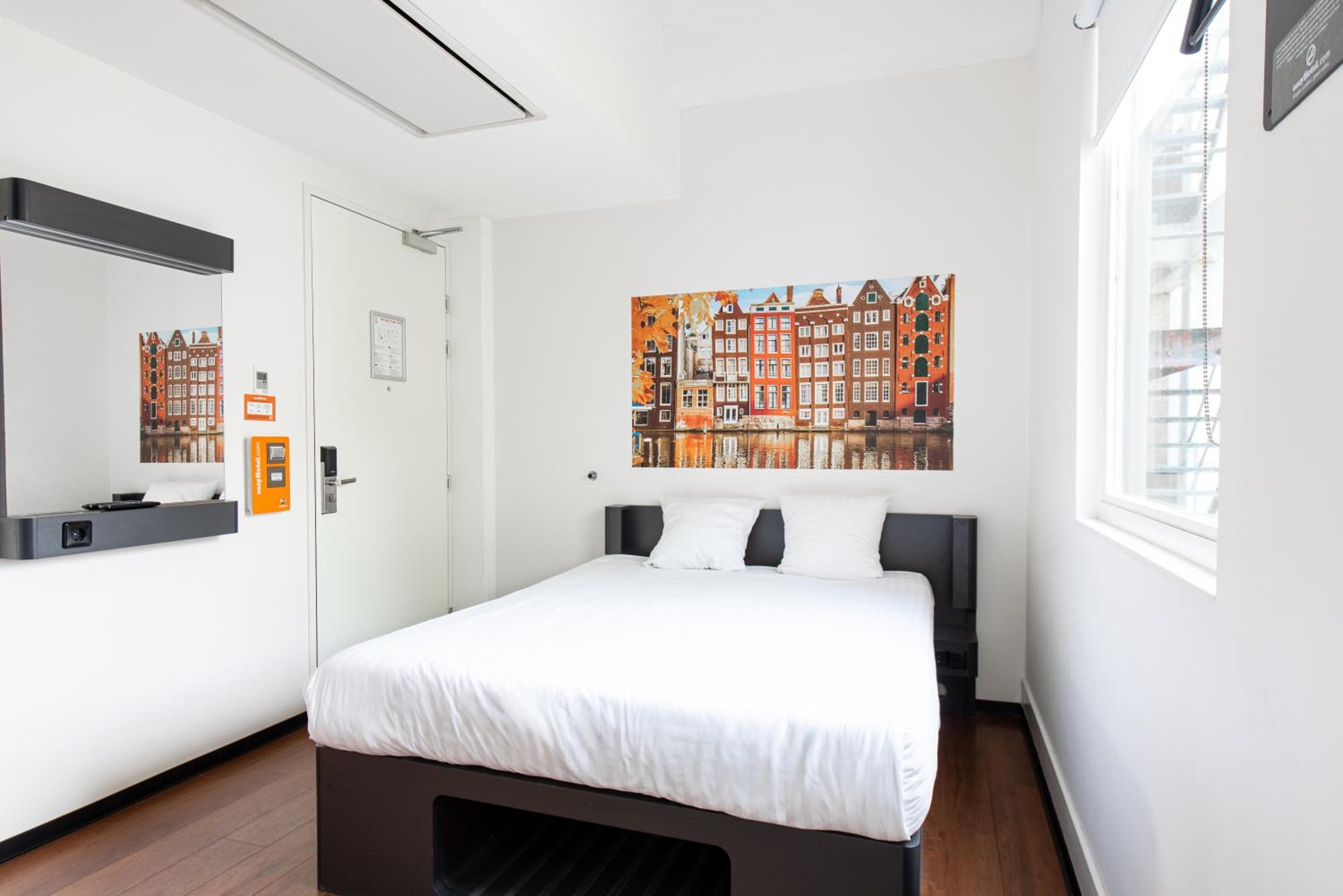 easyHotel Amsterdam City Centre South — 7