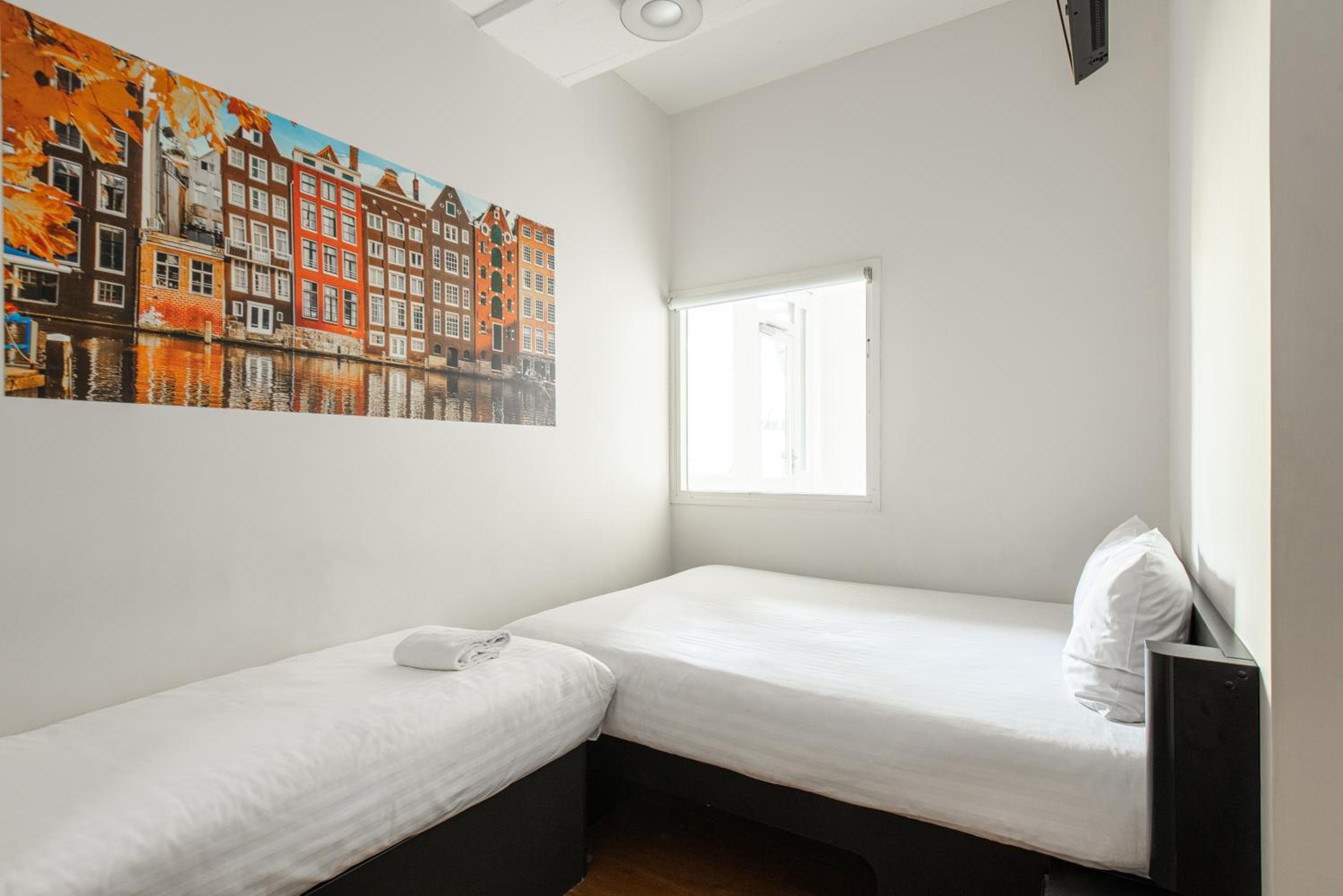 easyHotel Amsterdam City Centre South — 4