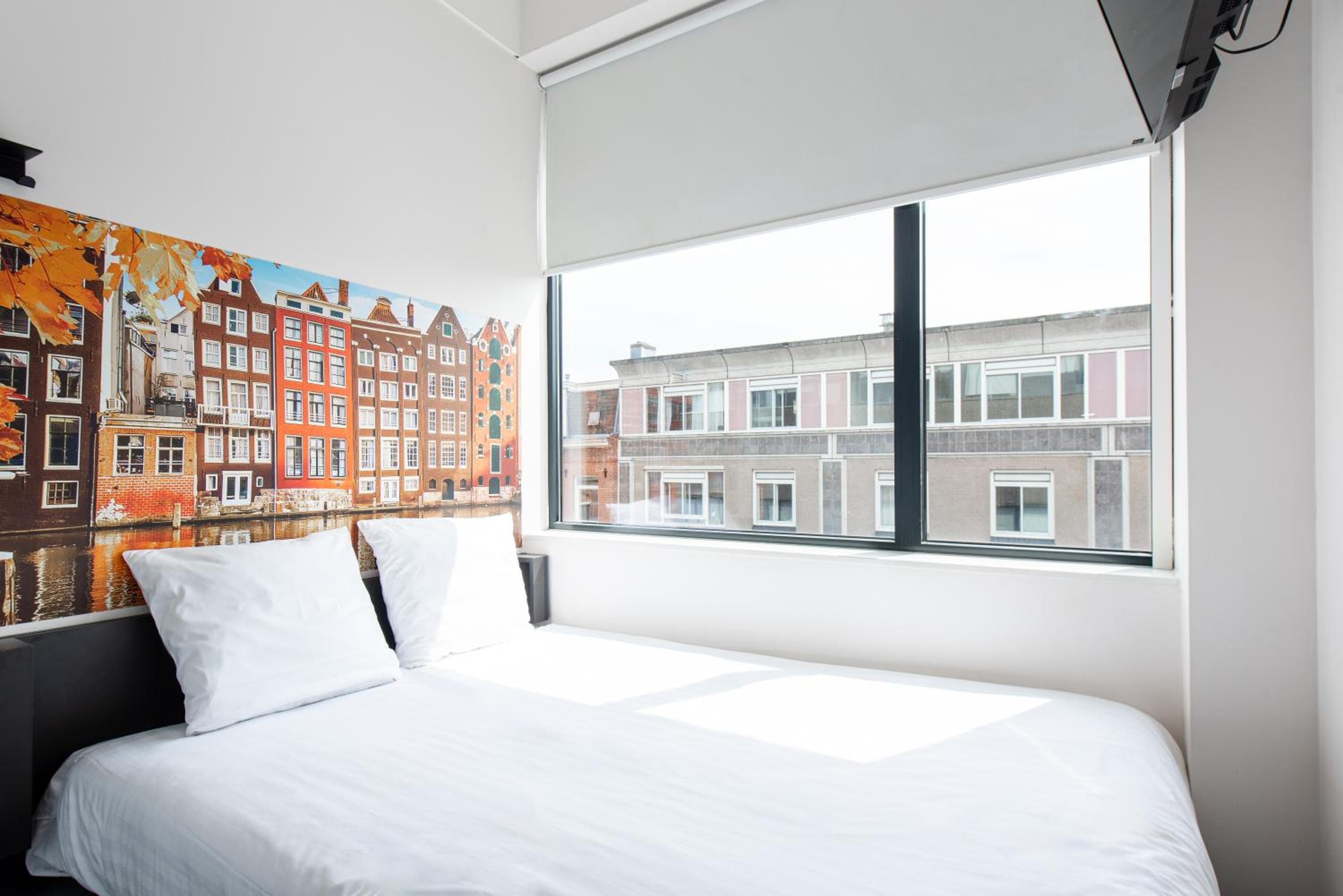 easyHotel Amsterdam City Centre South — 16