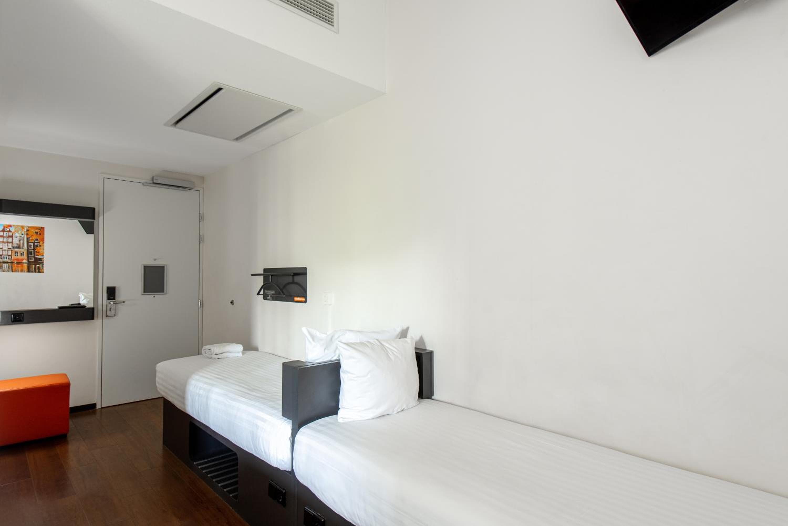 easyHotel Amsterdam City Centre South — 10