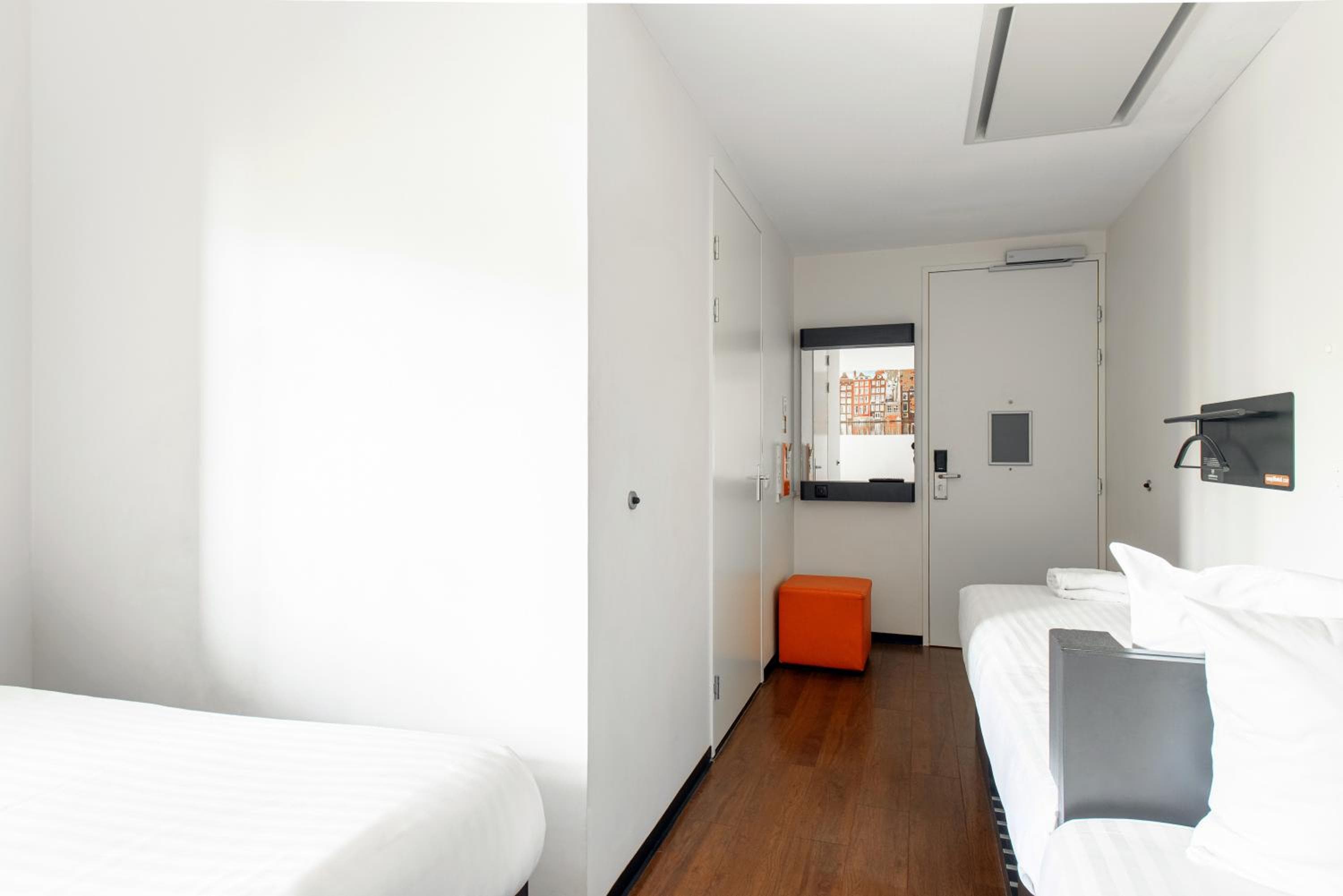 easyHotel Amsterdam City Centre South — 23