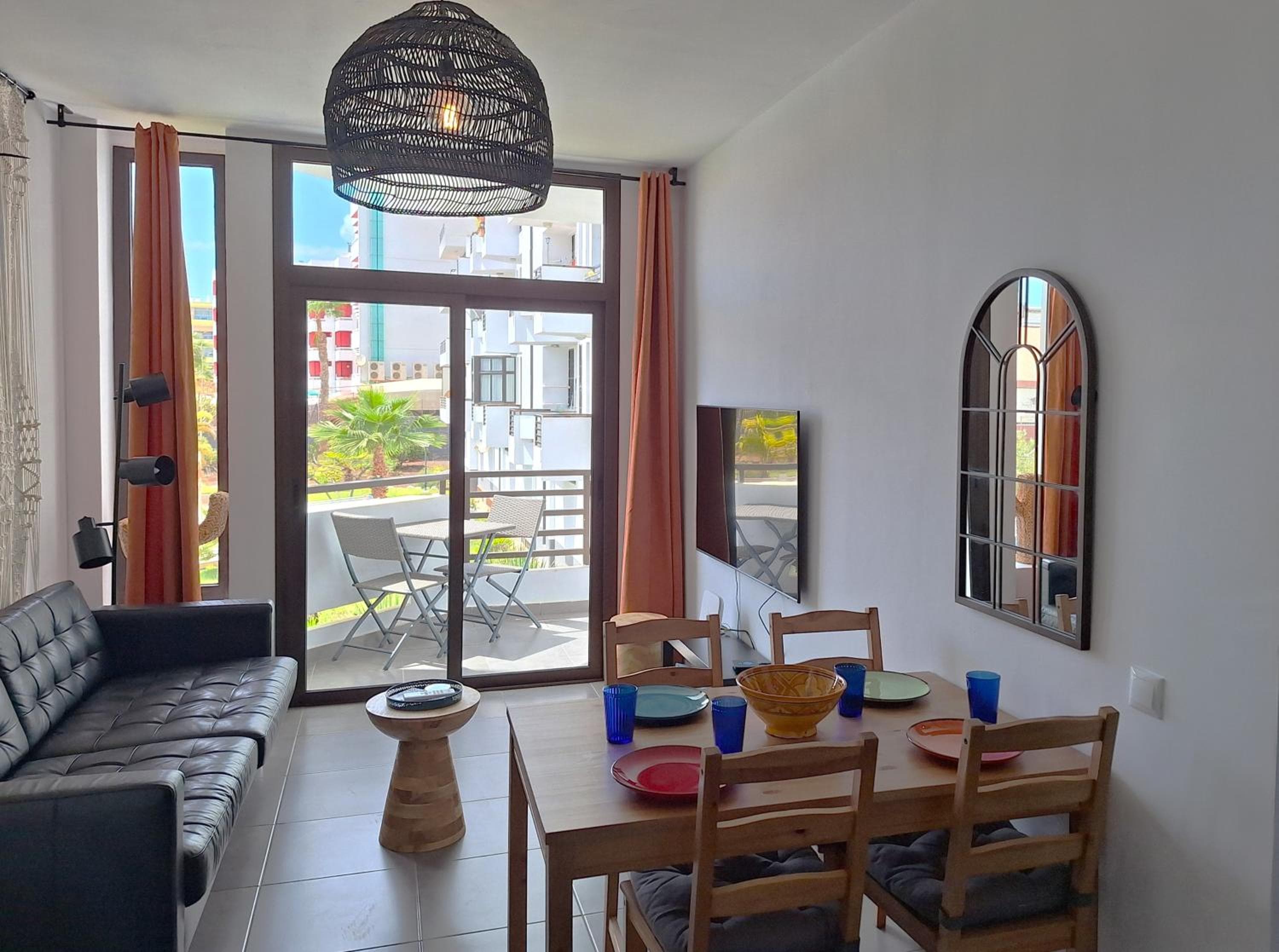 Stylish 2-Bedroom Apartment Yumbo — 1