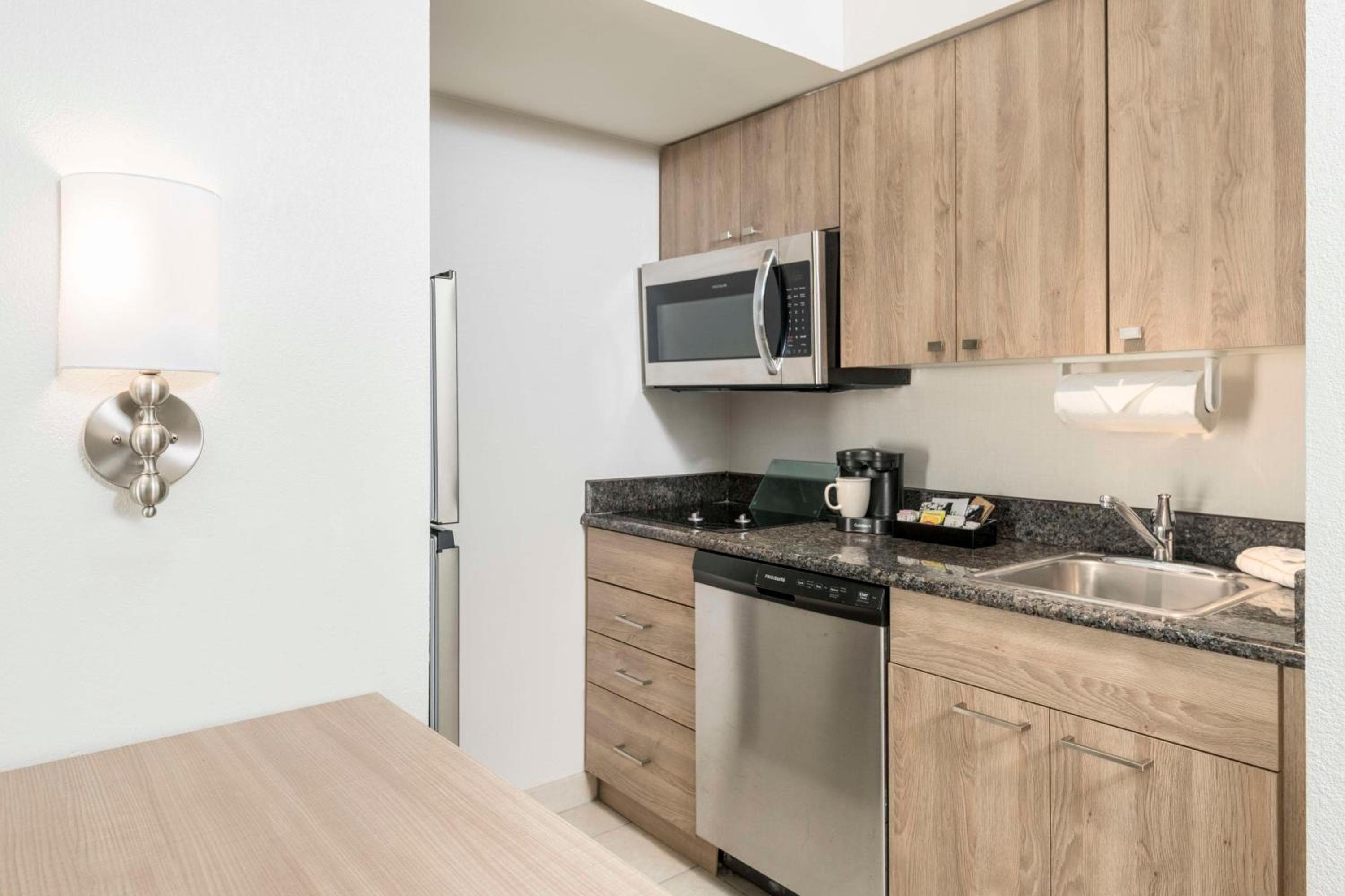 Homewood Suites Miami Airport/Blue Lagoon — 10