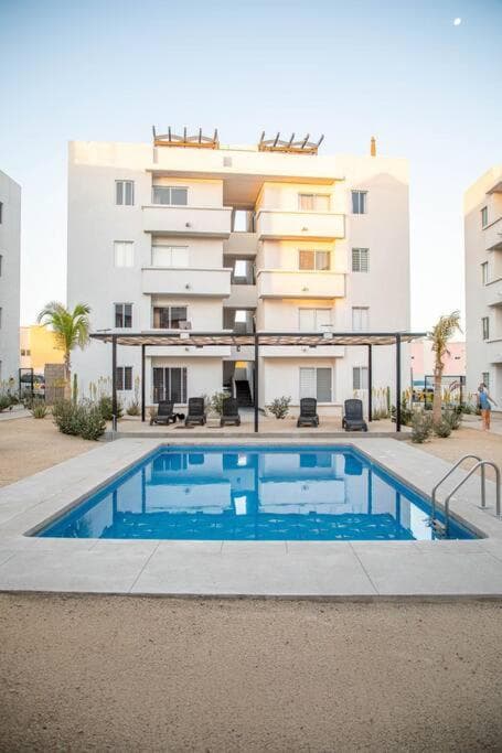 Downtown Beach Condo w/ Pool — 14