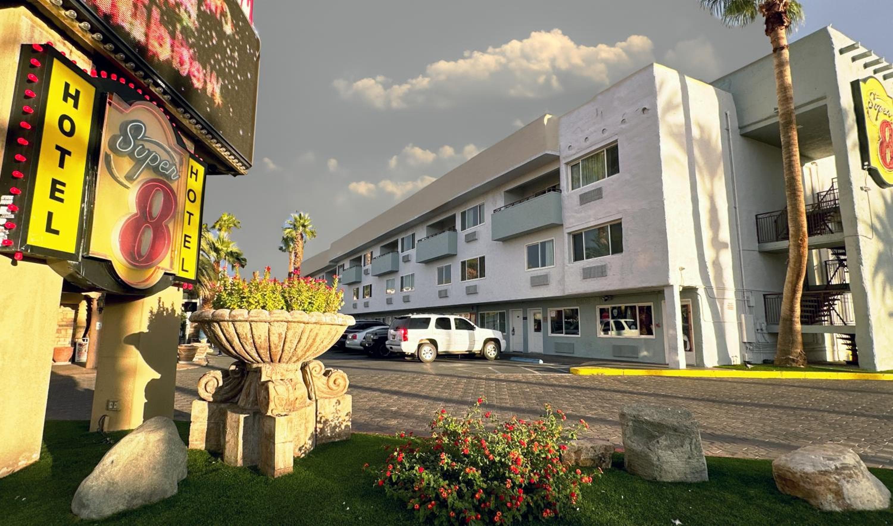 Super 8 by Wyndham Las Vegas North Strip/Zona de Fremont St. — 2