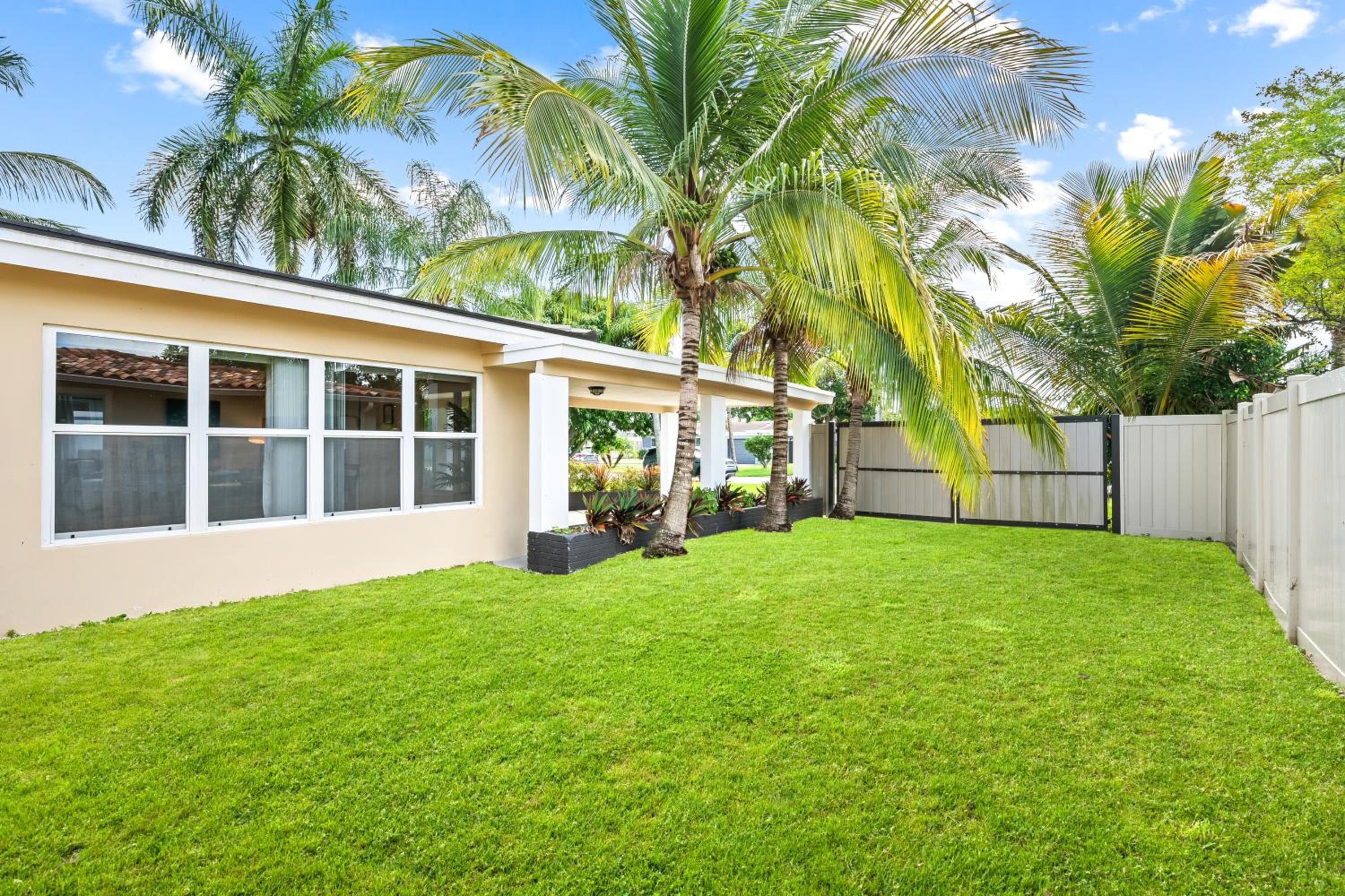 Modern Bungalow near Wilton Drive I Pool Table — 10
