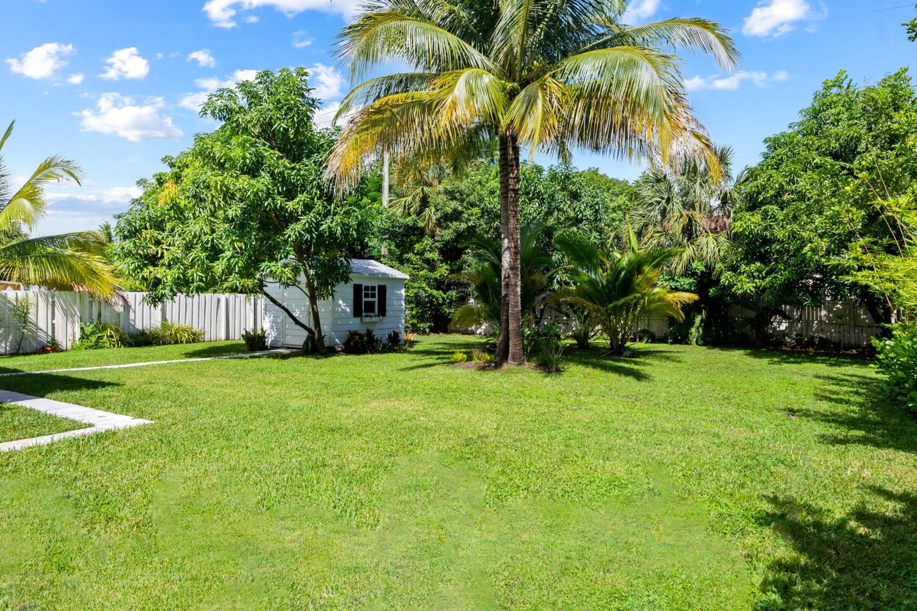 Modern Bungalow near Wilton Drive I Pool Table — 28