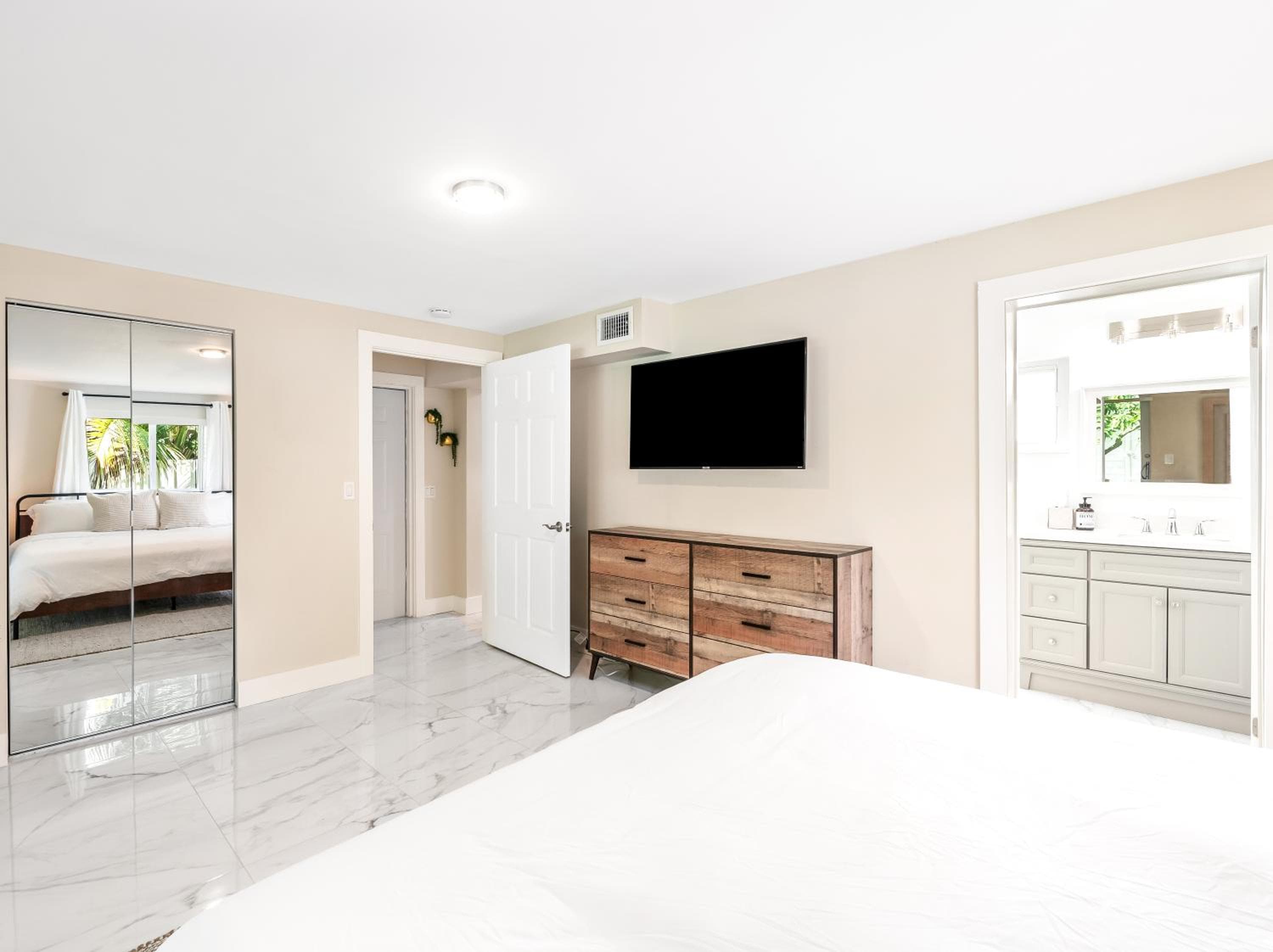 Modern Bungalow near Wilton Drive I Pool Table — 30