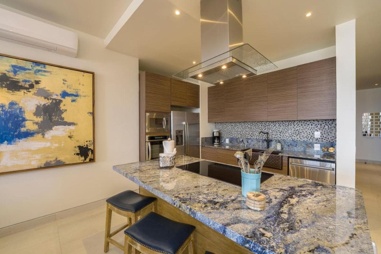 Luxurious New Ocean View 2BR Condo Near Downtown — 14