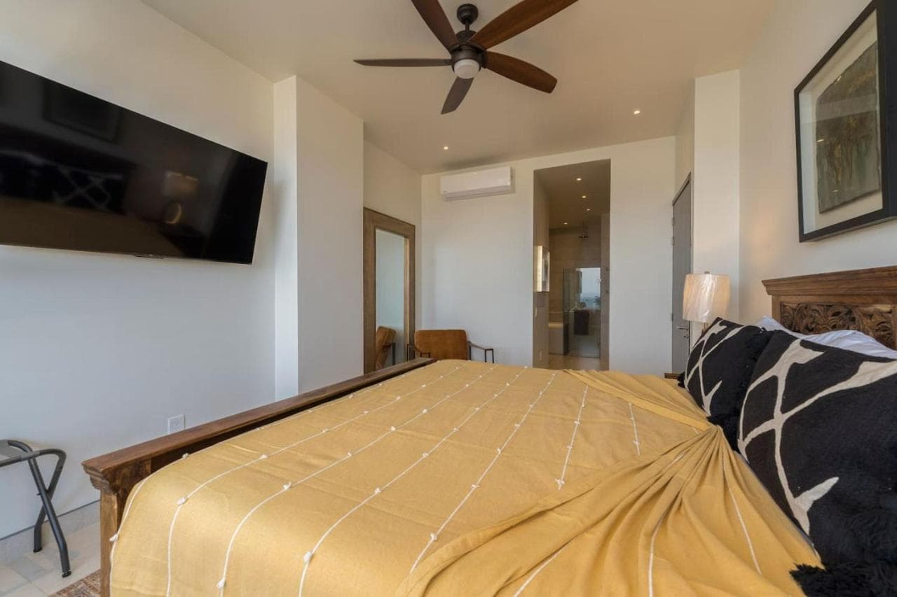 Luxurious New Ocean View 2BR Condo Near Downtown — 29