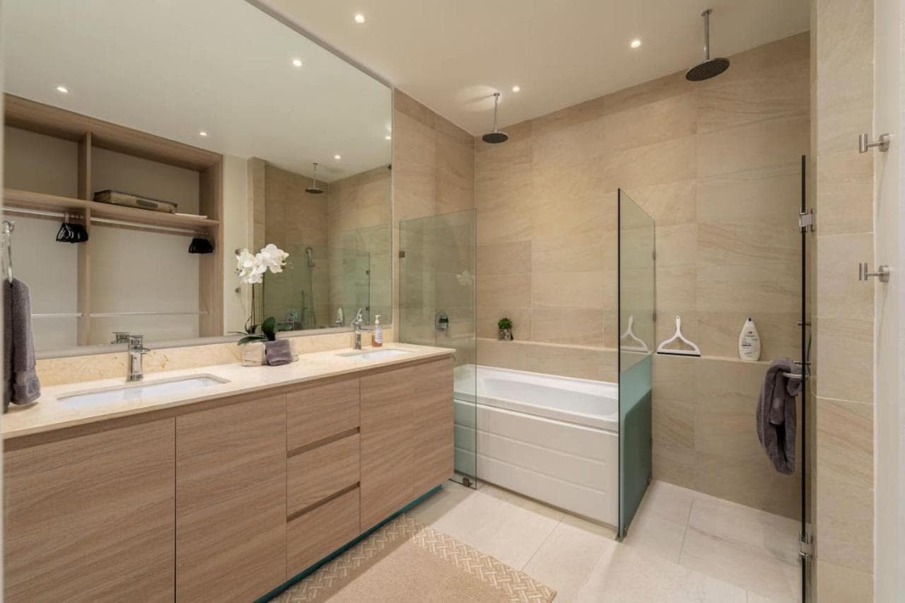 Luxurious New Ocean View 2BR Condo Near Downtown — 10