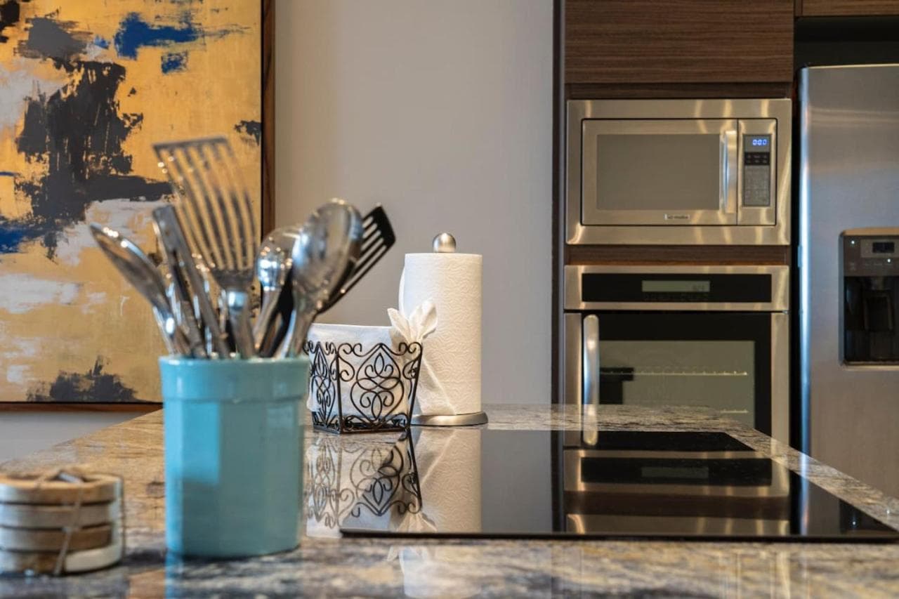 Luxurious New Ocean View 2BR Condo Near Downtown — 23