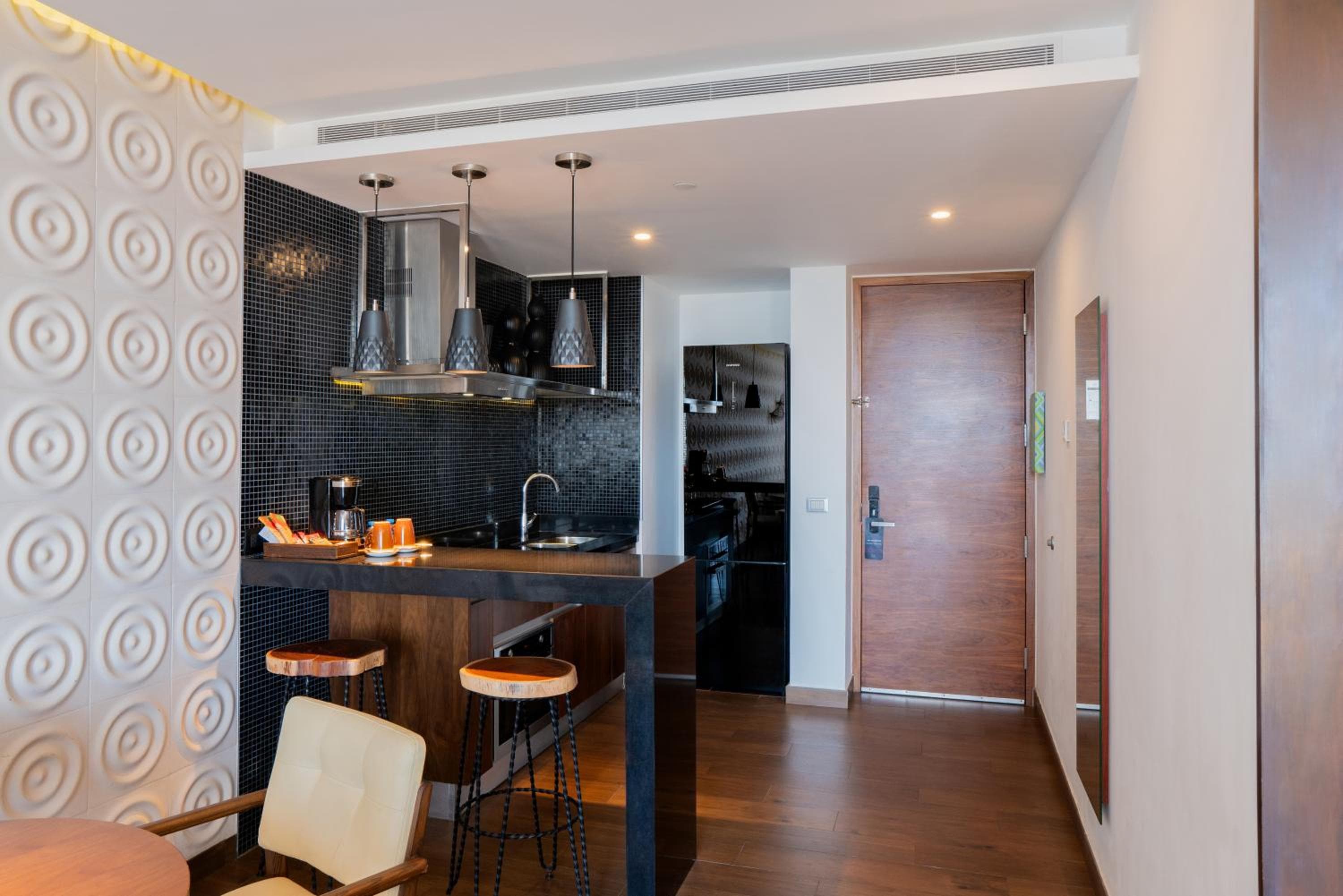 The Fives Downtown Hotel & Residences, Curio Collection by Hilton — 4