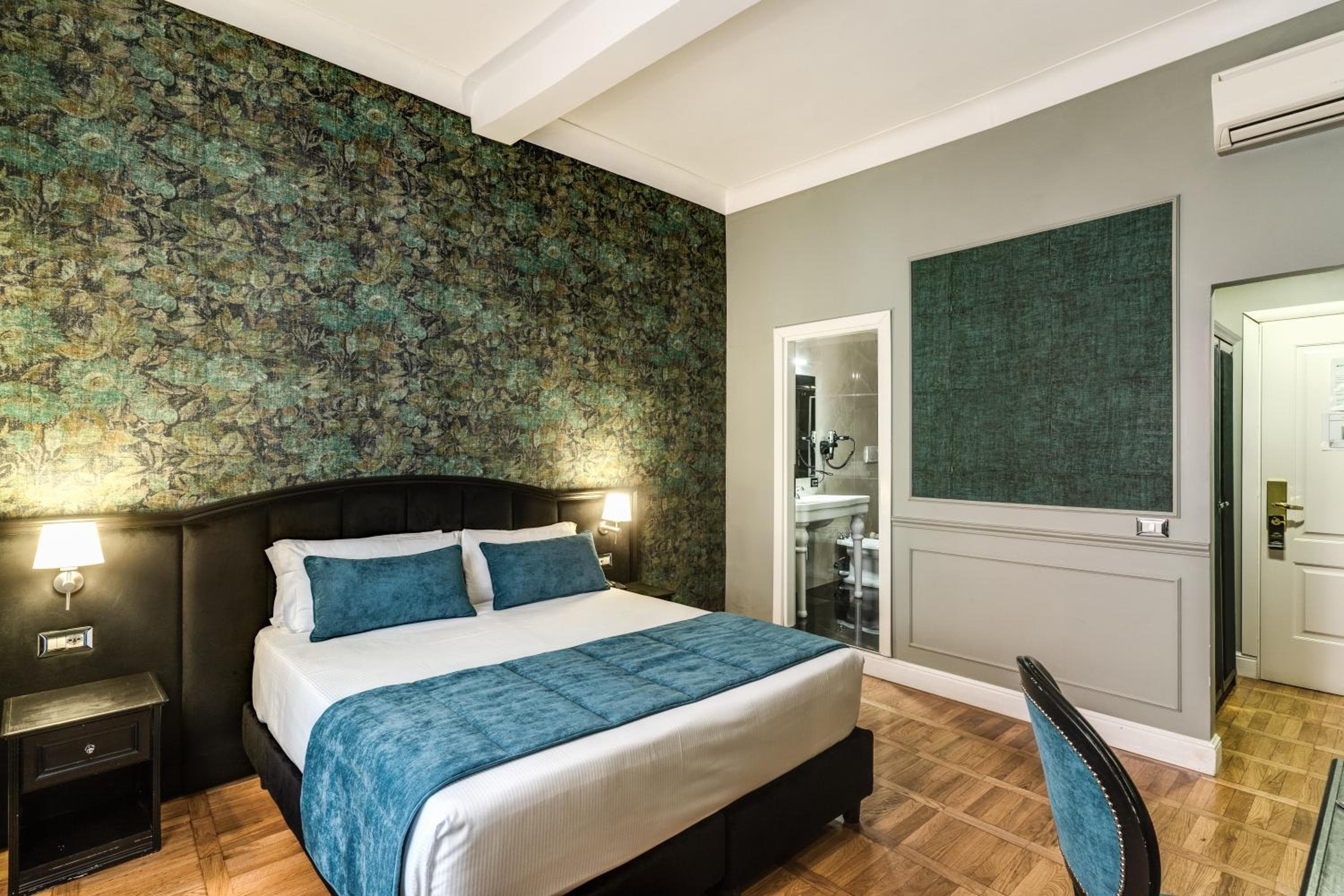 Relais Fontana Di Trevi Hotel — 8
