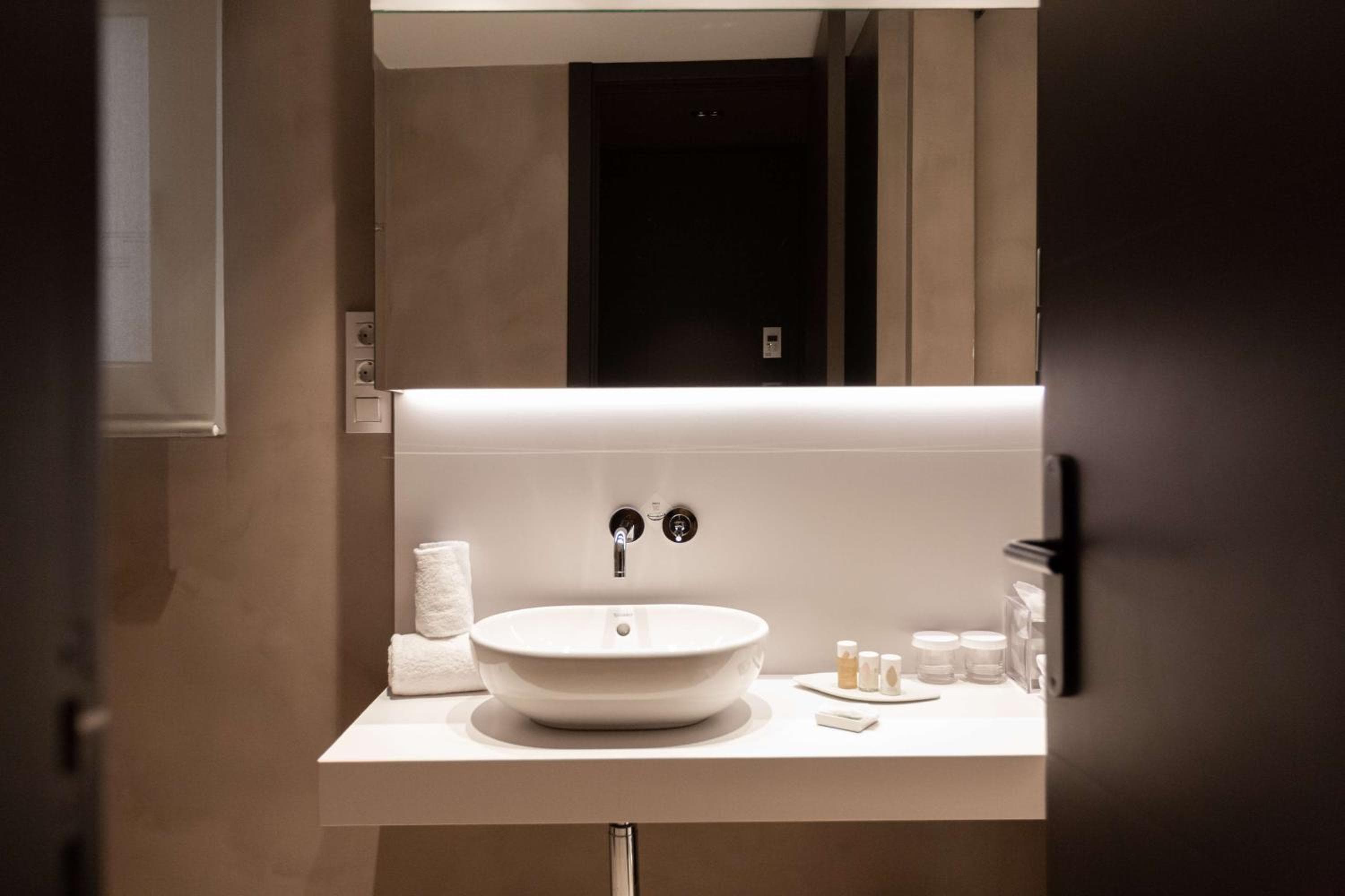 Alexandra Barcelona Hotel, Curio Collection by Hilton — 16