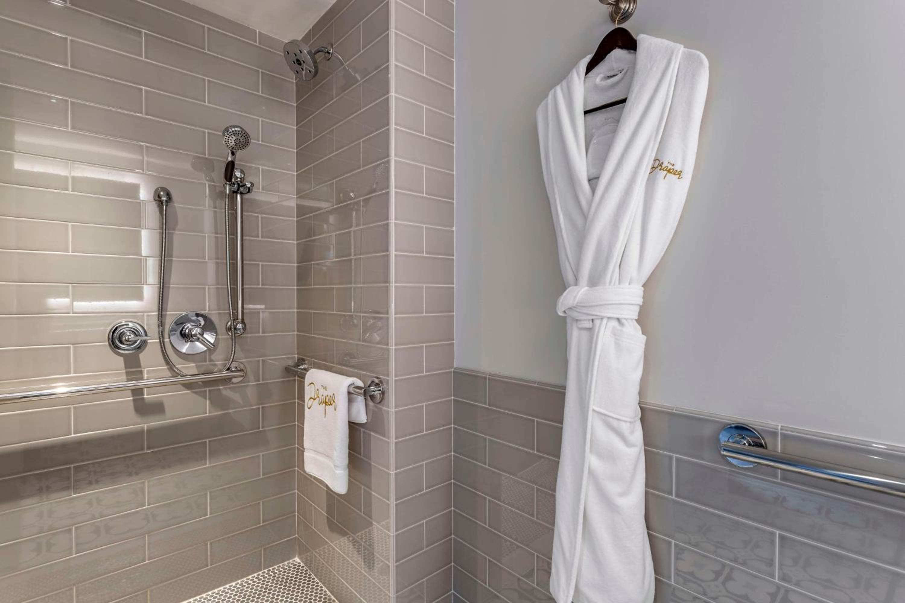 The Draper New York, Collezione di arazzi di Hilton — 9