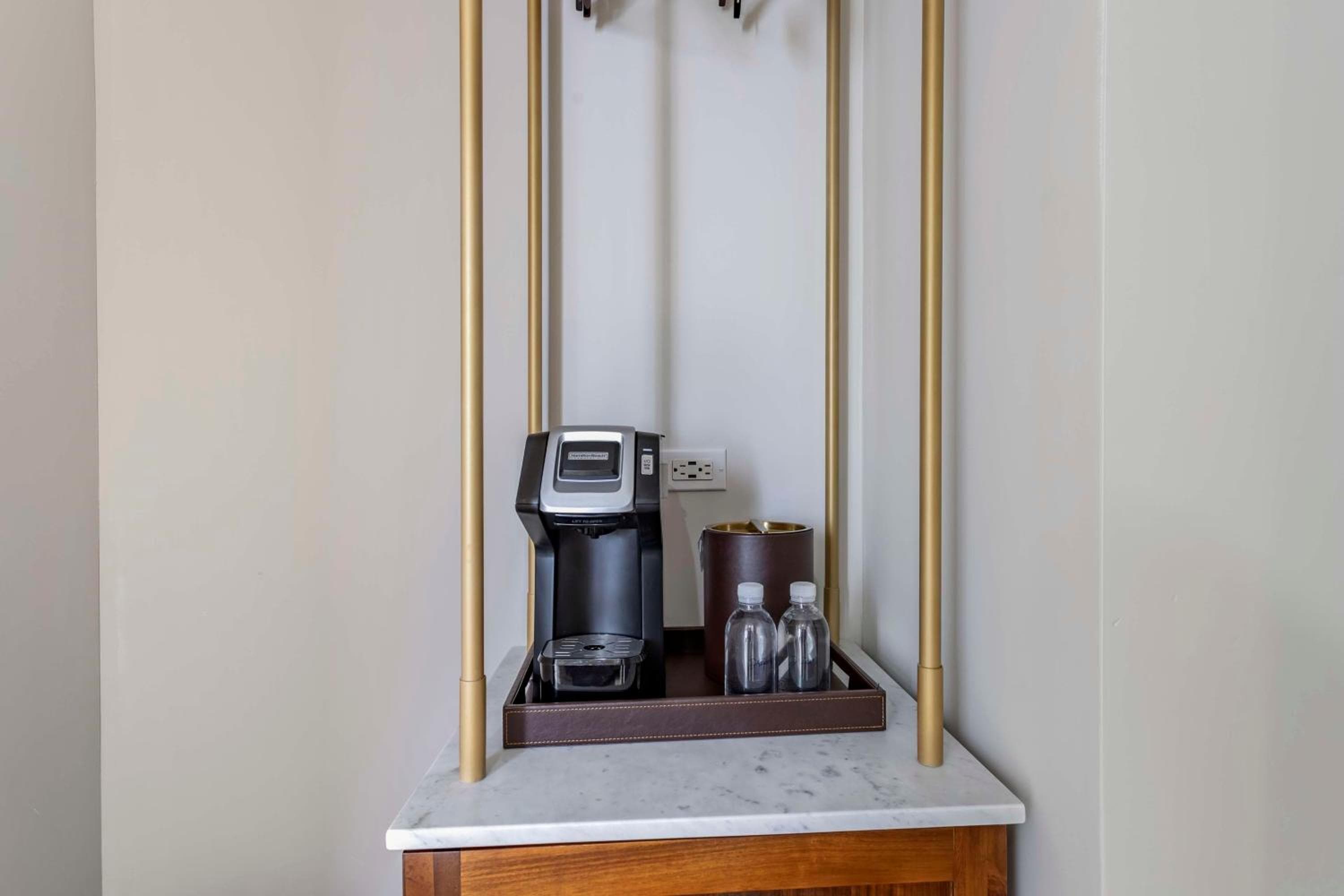 The Draper New York, Collezione di arazzi di Hilton — 16