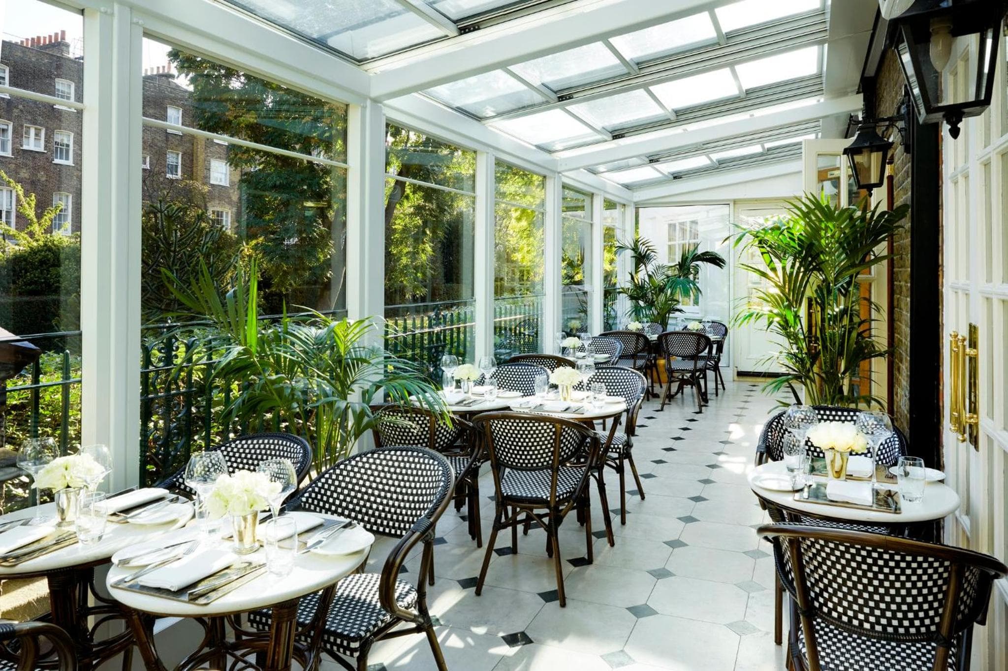 El Montague en los jardines — 5
