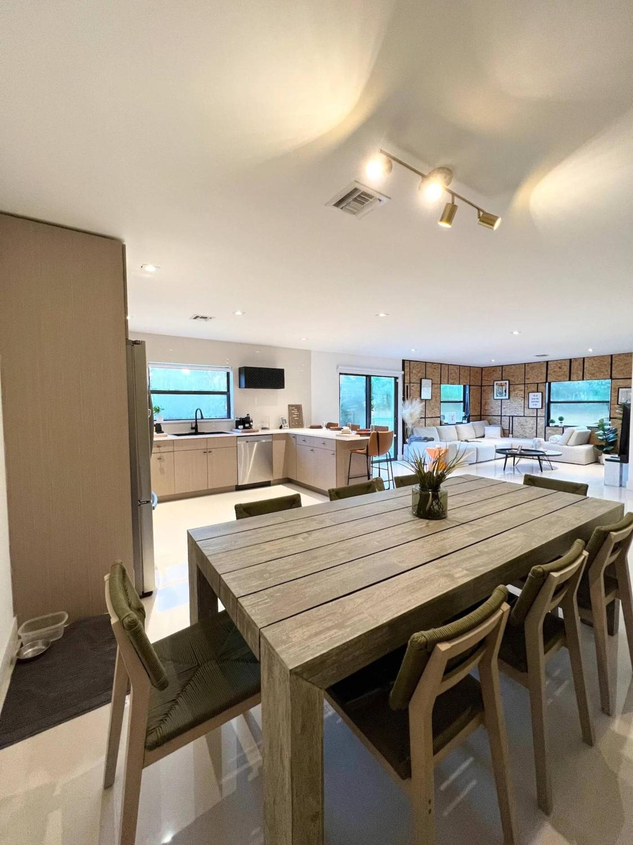 Super stylish 4 BR Home Steps from the Fun — 7