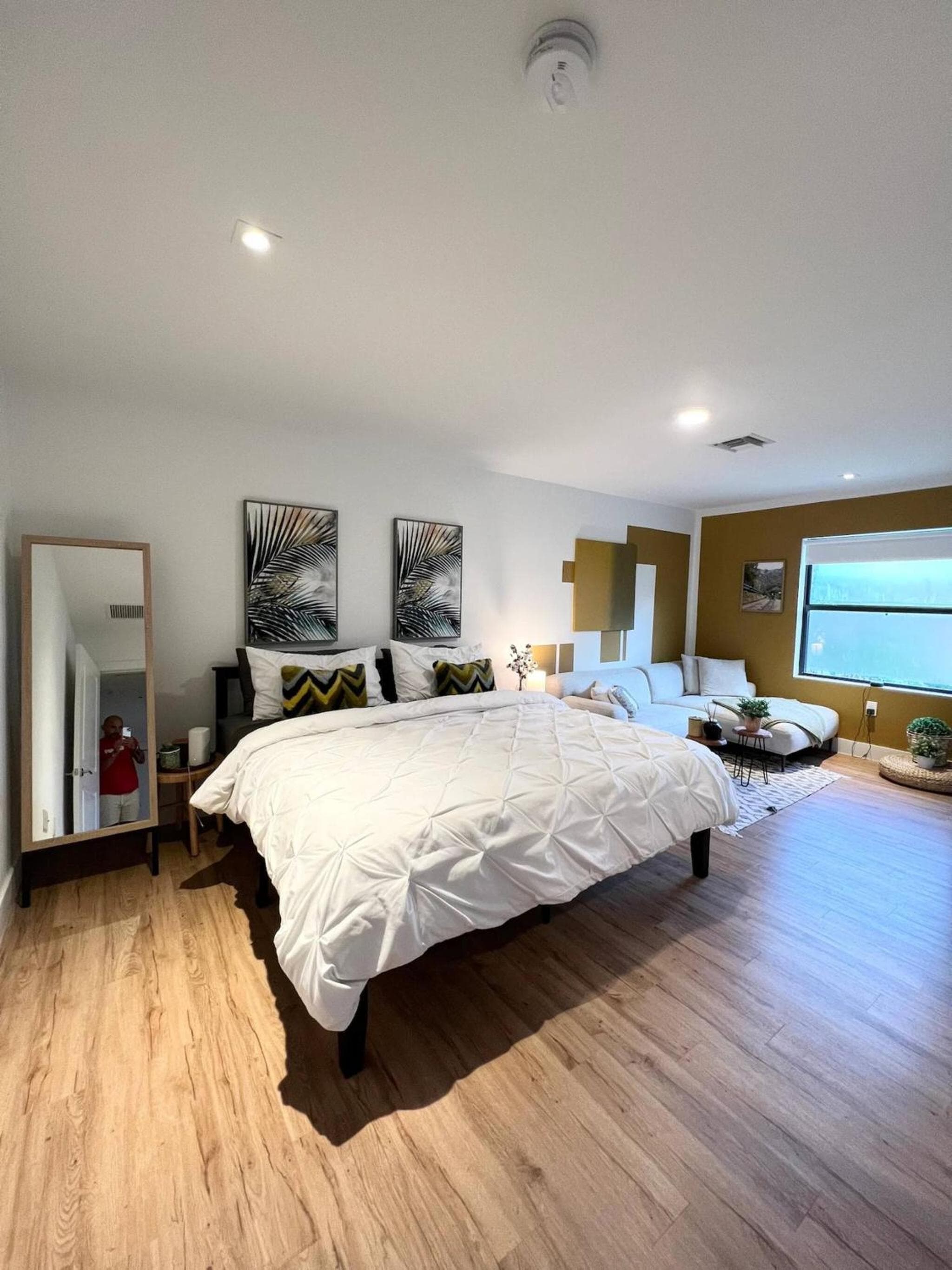 Super stylish 4 BR Home Steps from the Fun — 8