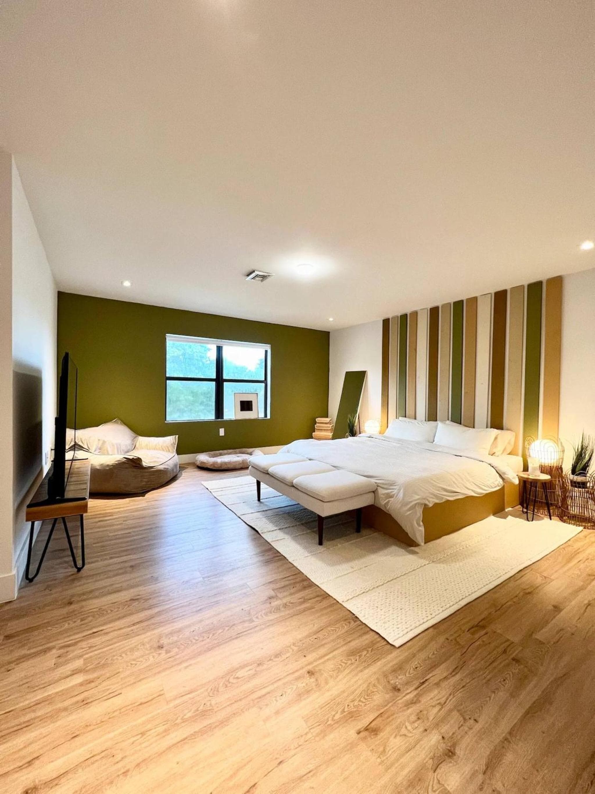 Super stylish 4 BR Home Steps from the Fun — 9