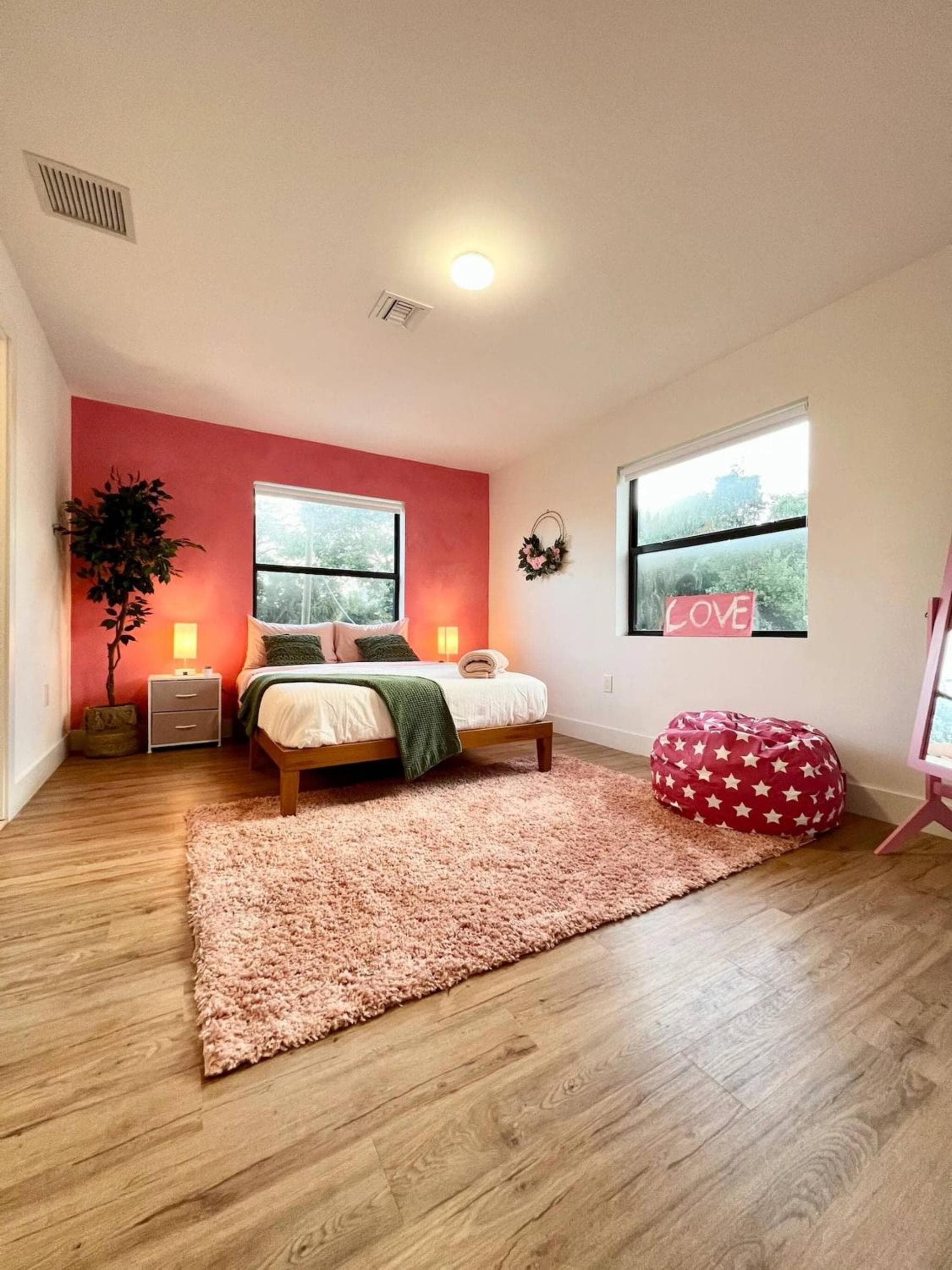 Super stylish 4 BR Home Steps from the Fun — 10