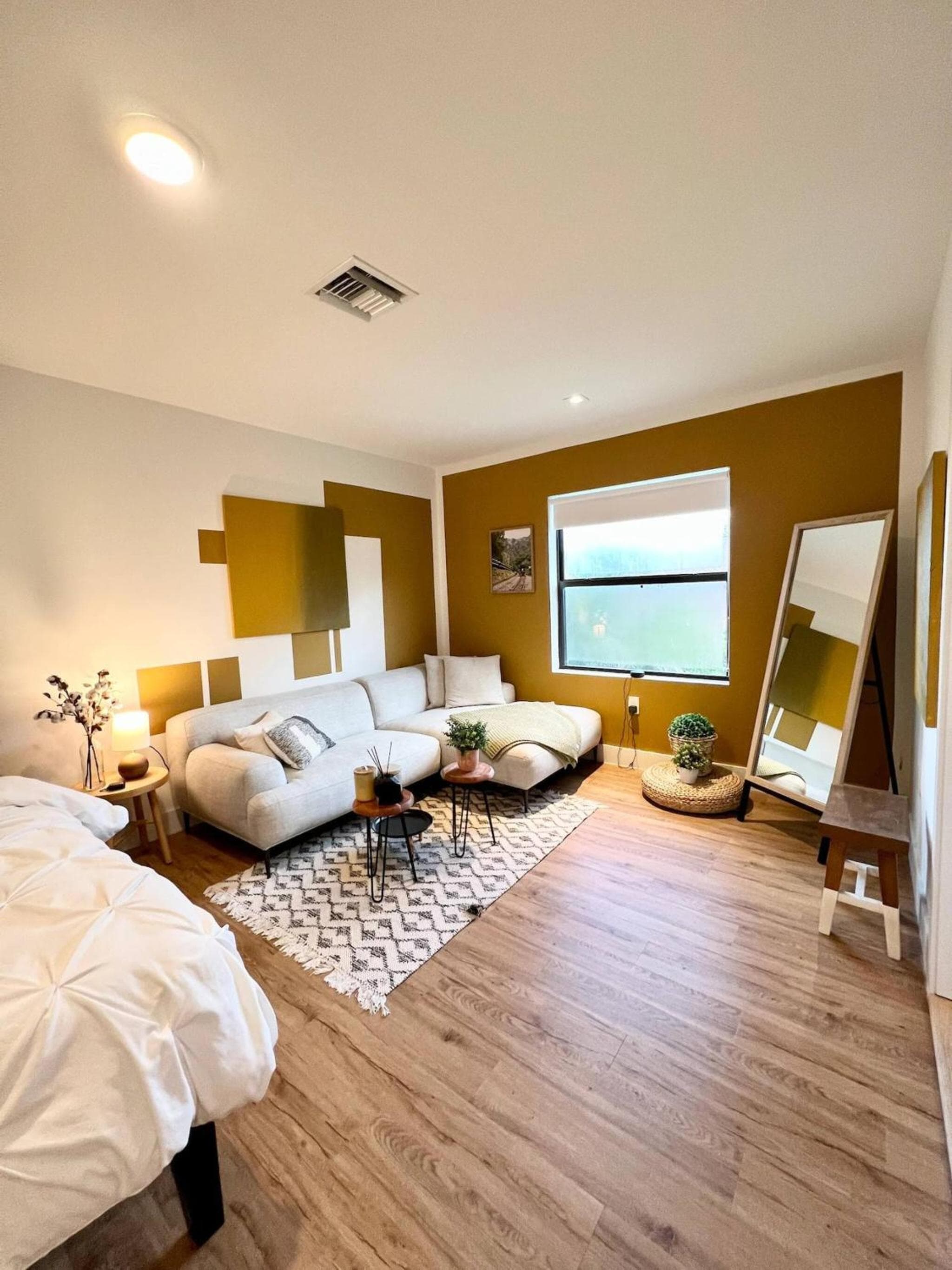 Super stylish 4 BR Home Steps from the Fun — 11
