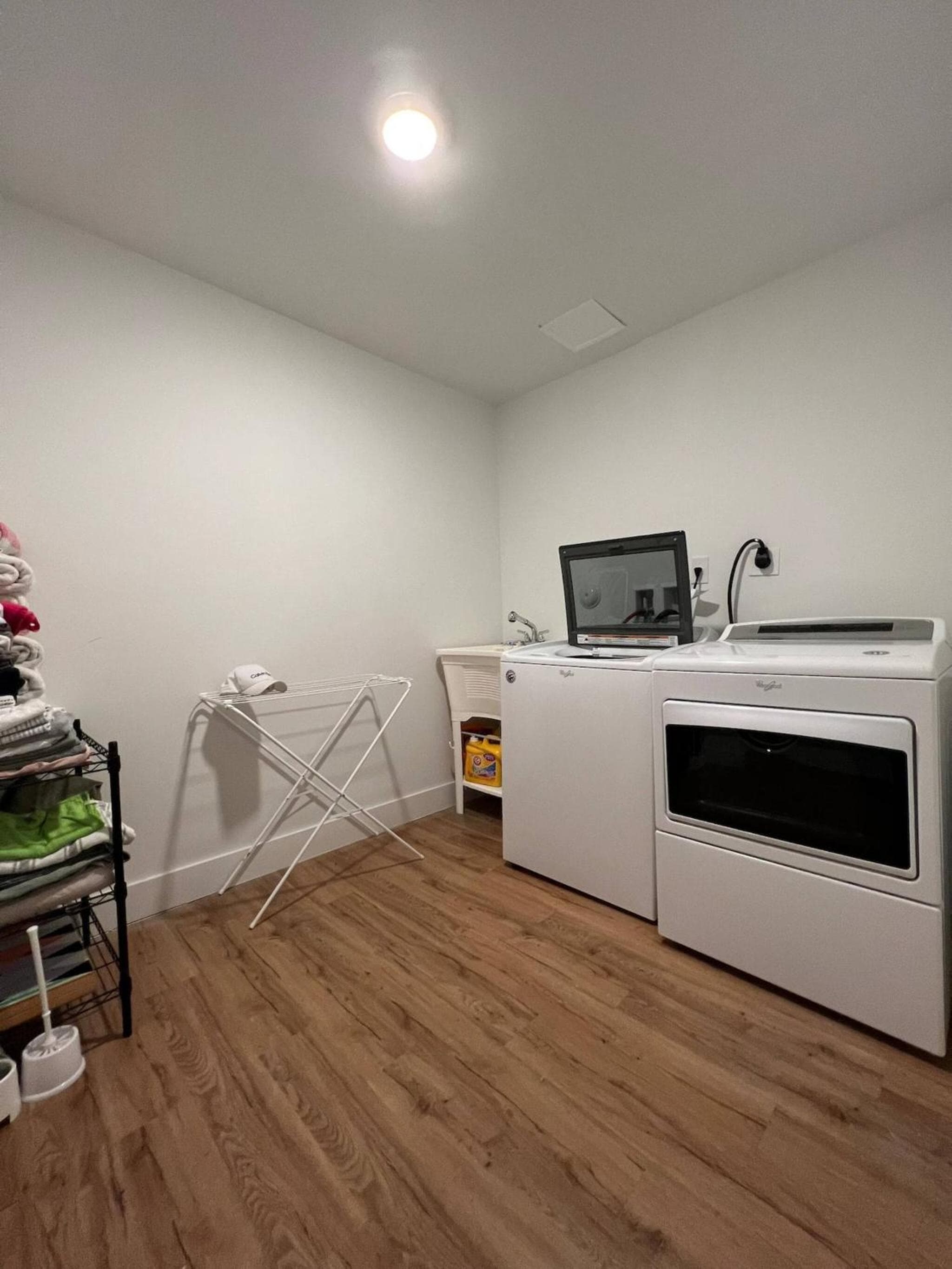 Super stylish 4 BR Home Steps from the Fun — 16