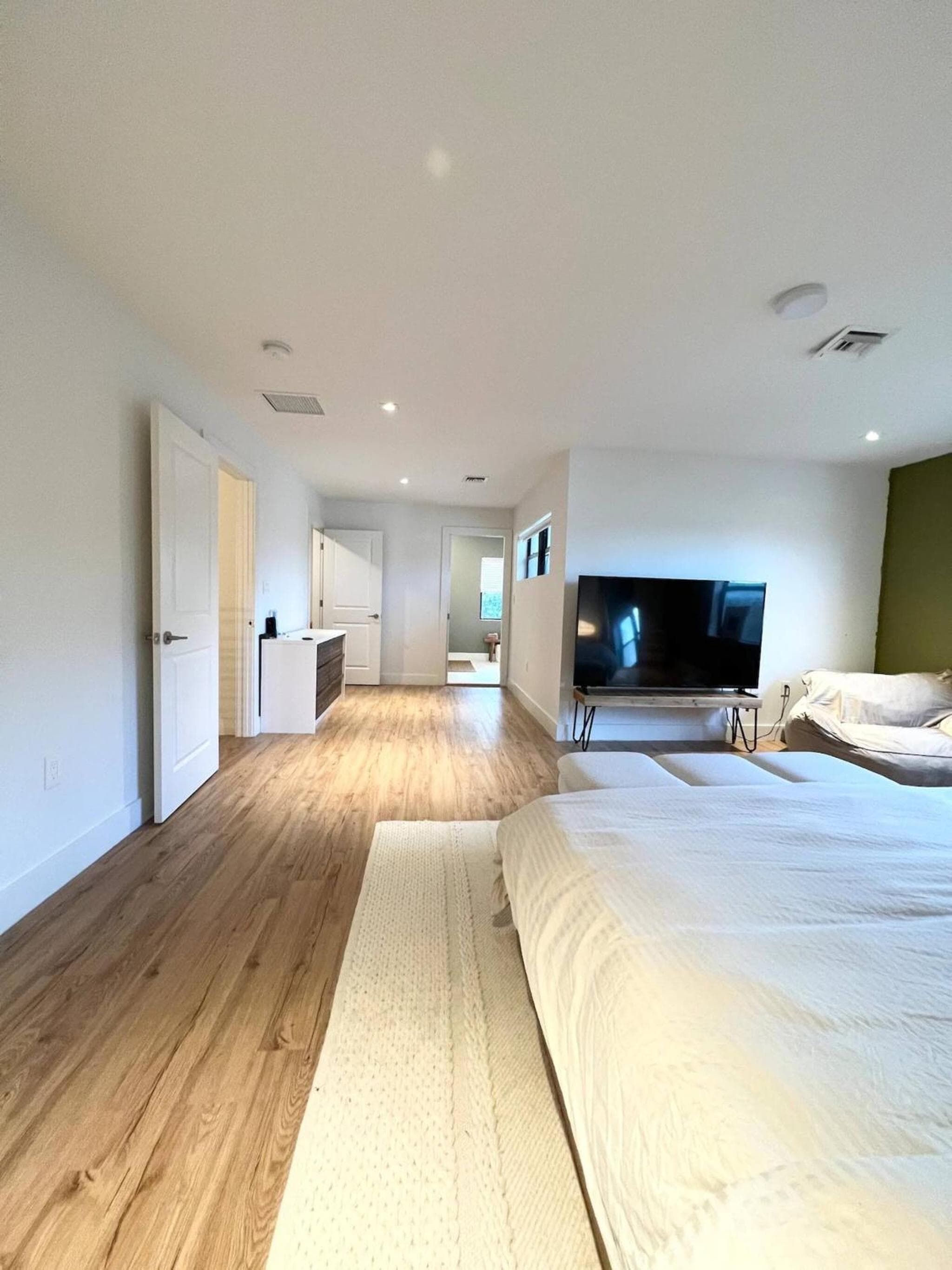 Super stylish 4 BR Home Steps from the Fun — 17