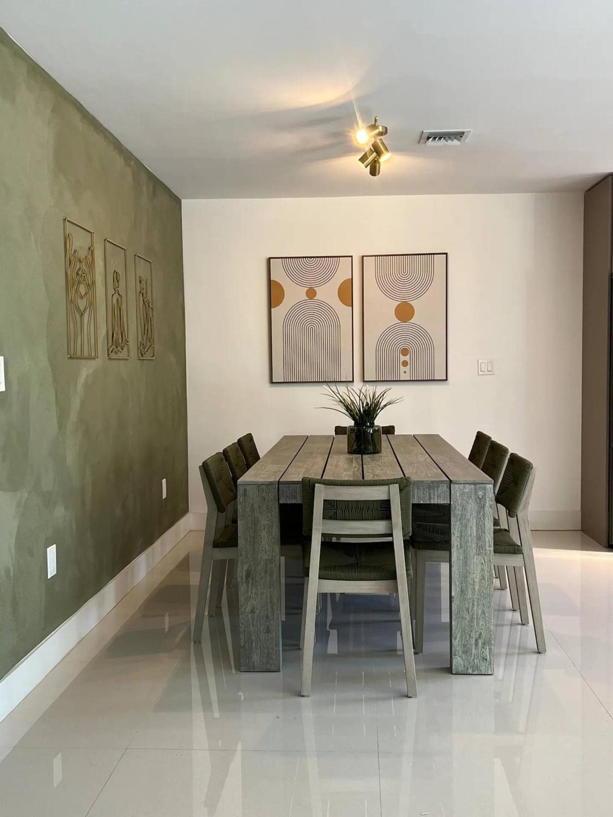 Super stylish 4 BR Home Steps from the Fun — 23