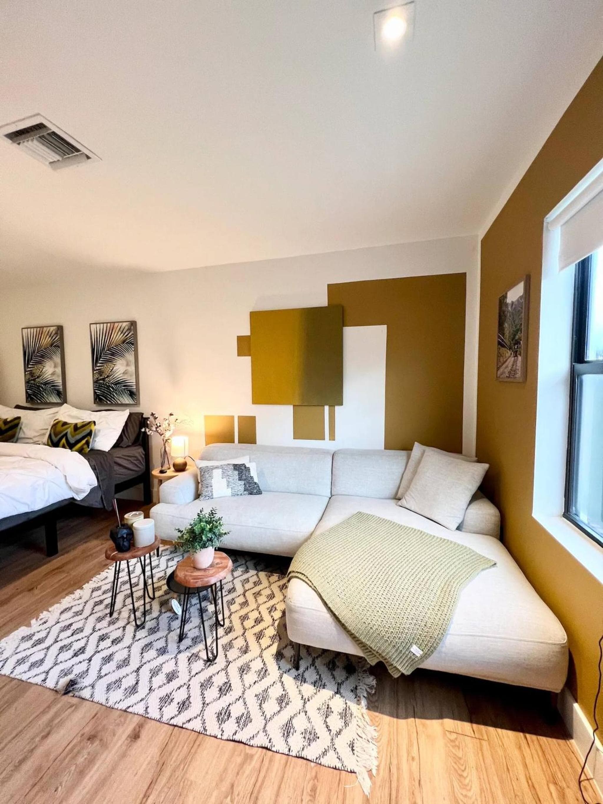 Super stylish 4 BR Home Steps from the Fun — 27