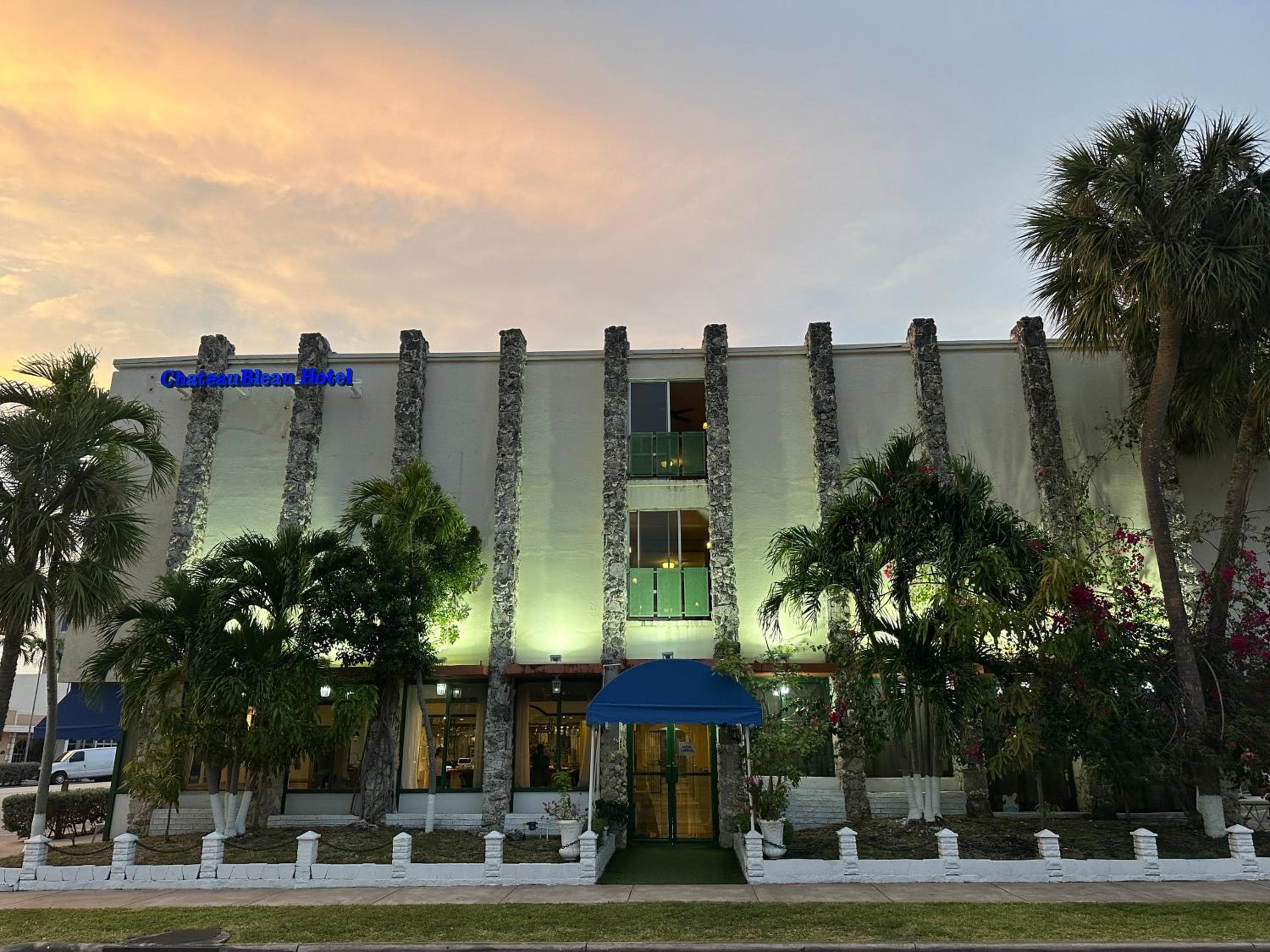 Hotel Chateaubleau — 17