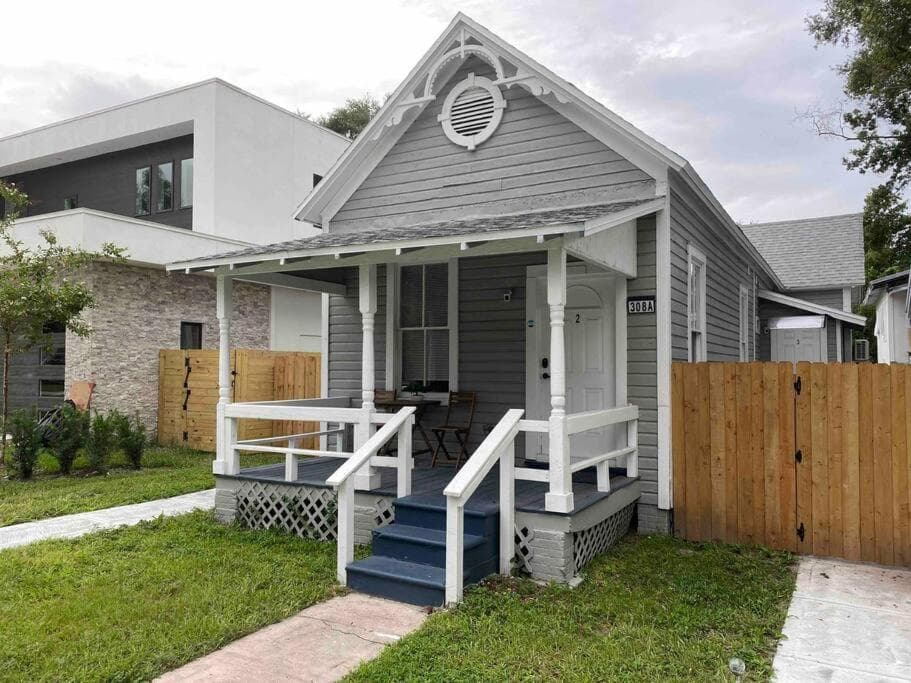 Cozy Studio Bungalow Steps To Armature Works — 1