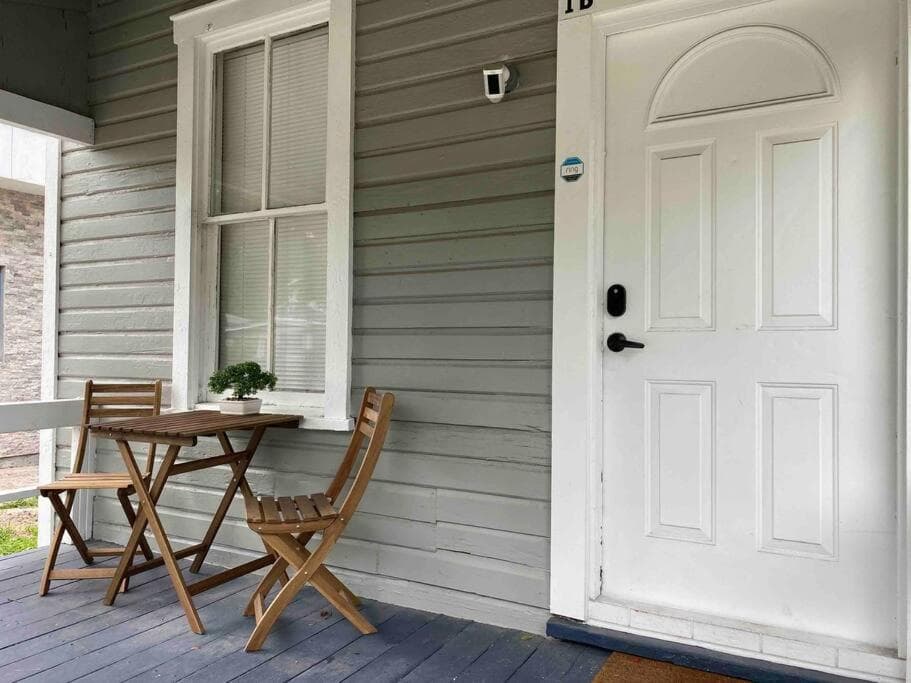 Cozy Studio Bungalow Steps To Armature Works — 5