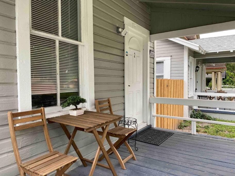 Cozy Studio Bungalow Steps To Armature Works — 12
