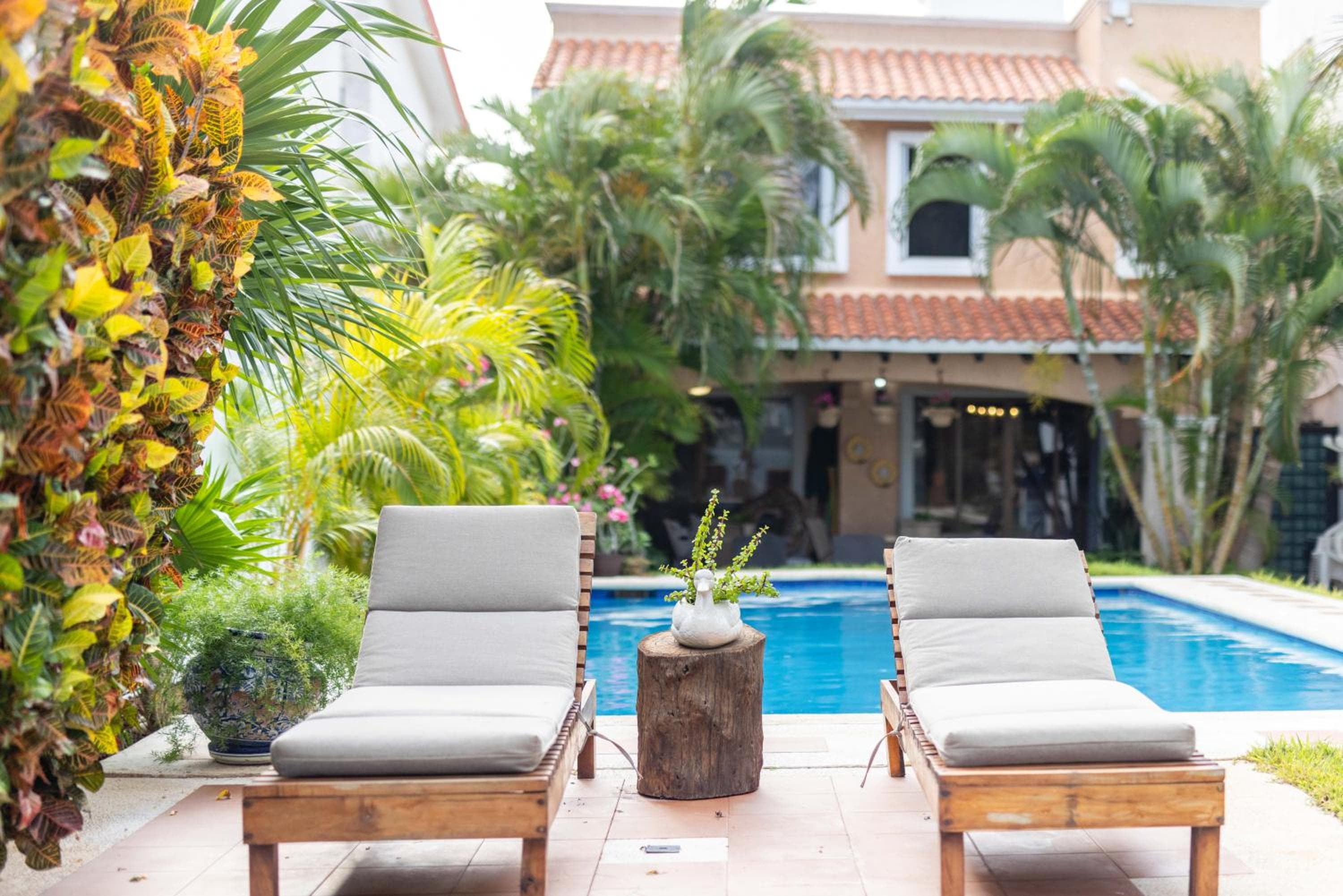 Magnifica Villa Palmeras luxurious 4 Br 6 Bds 4 Ba private pool lagoon front super fast Wifi — 4