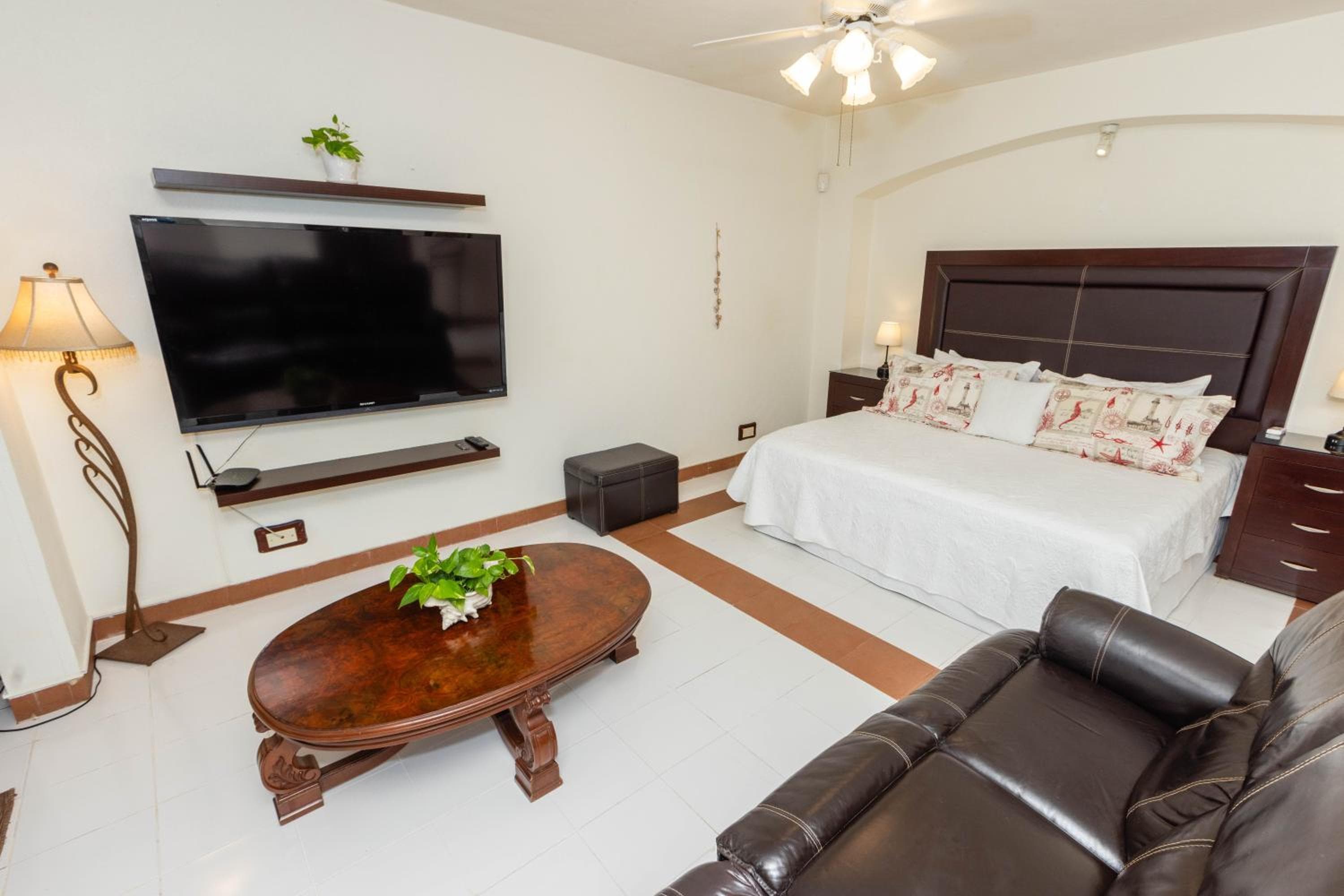 Magnifica Villa Palmeras luxurious 4 Br 6 Bds 4 Ba private pool lagoon front super fast Wifi — 29