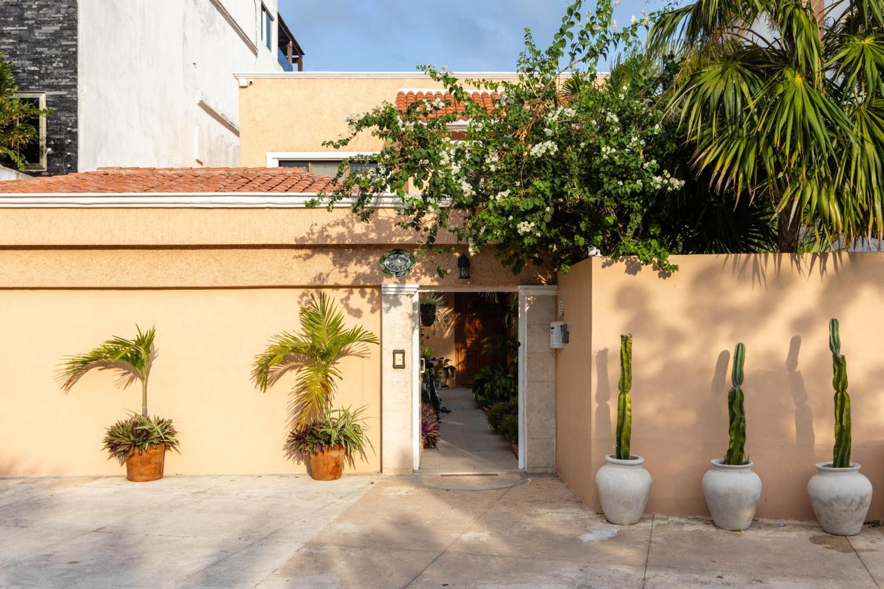 Magnifica Villa Palmeras luxurious 4 Br 6 Bds 4 Ba private pool lagoon front super fast Wifi — 1