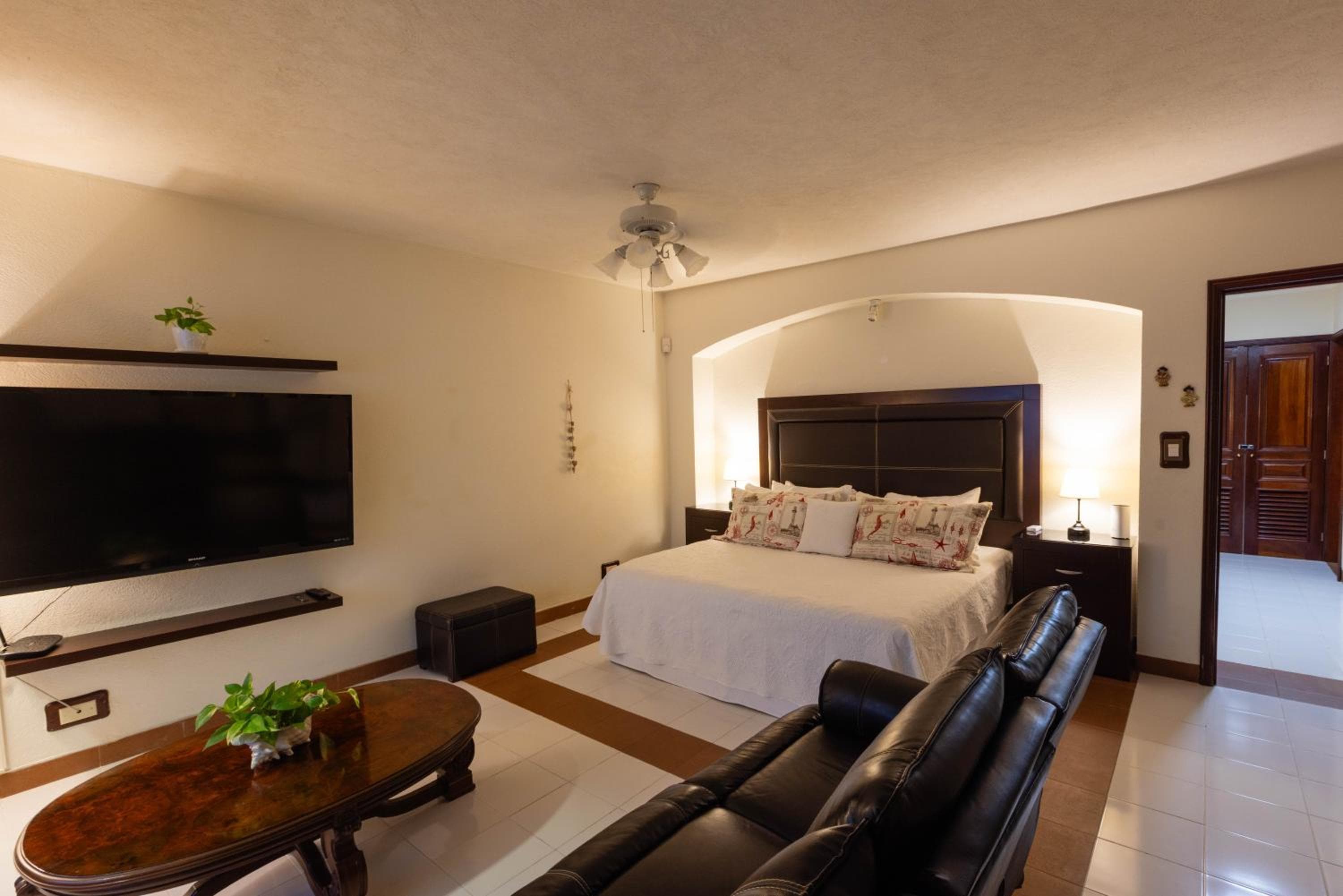 Magnifica Villa Palmeras luxurious 4 Br 6 Bds 4 Ba private pool lagoon front super fast Wifi — 12