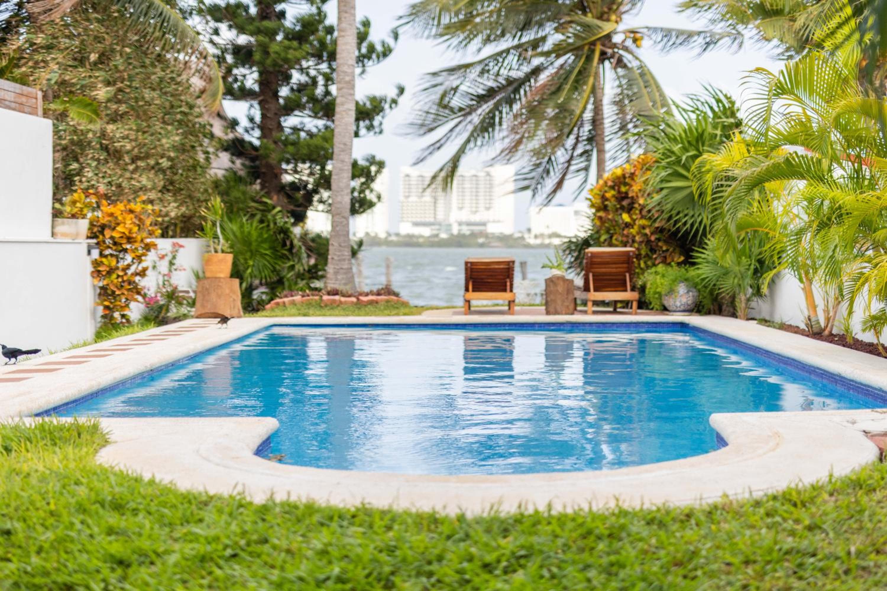 Magnifica Villa Palmeras luxurious 4 Br 6 Bds 4 Ba private pool lagoon front super fast Wifi — 7