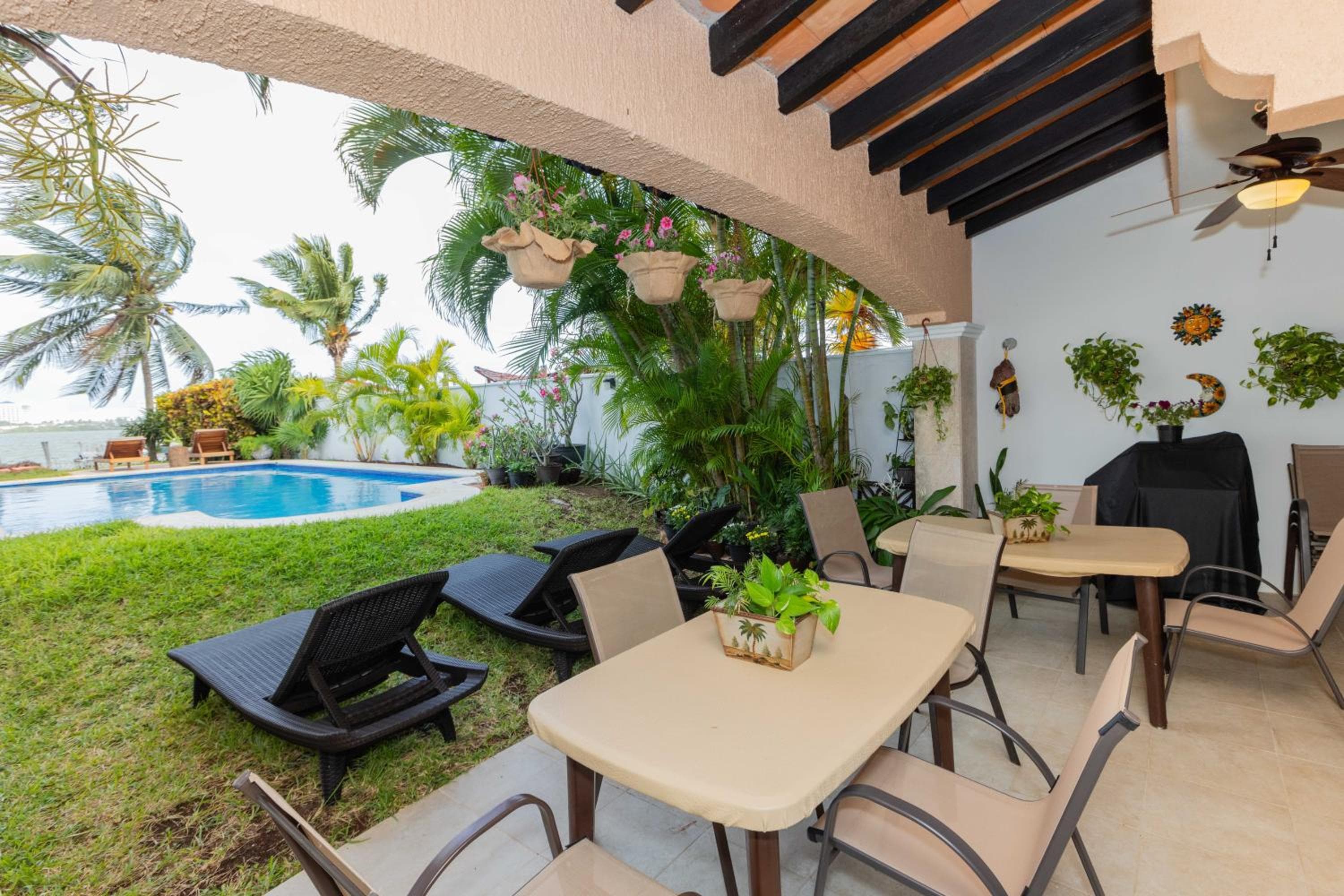 Magnifica Villa Palmeras luxurious 4 Br 6 Bds 4 Ba private pool lagoon front super fast Wifi — 16