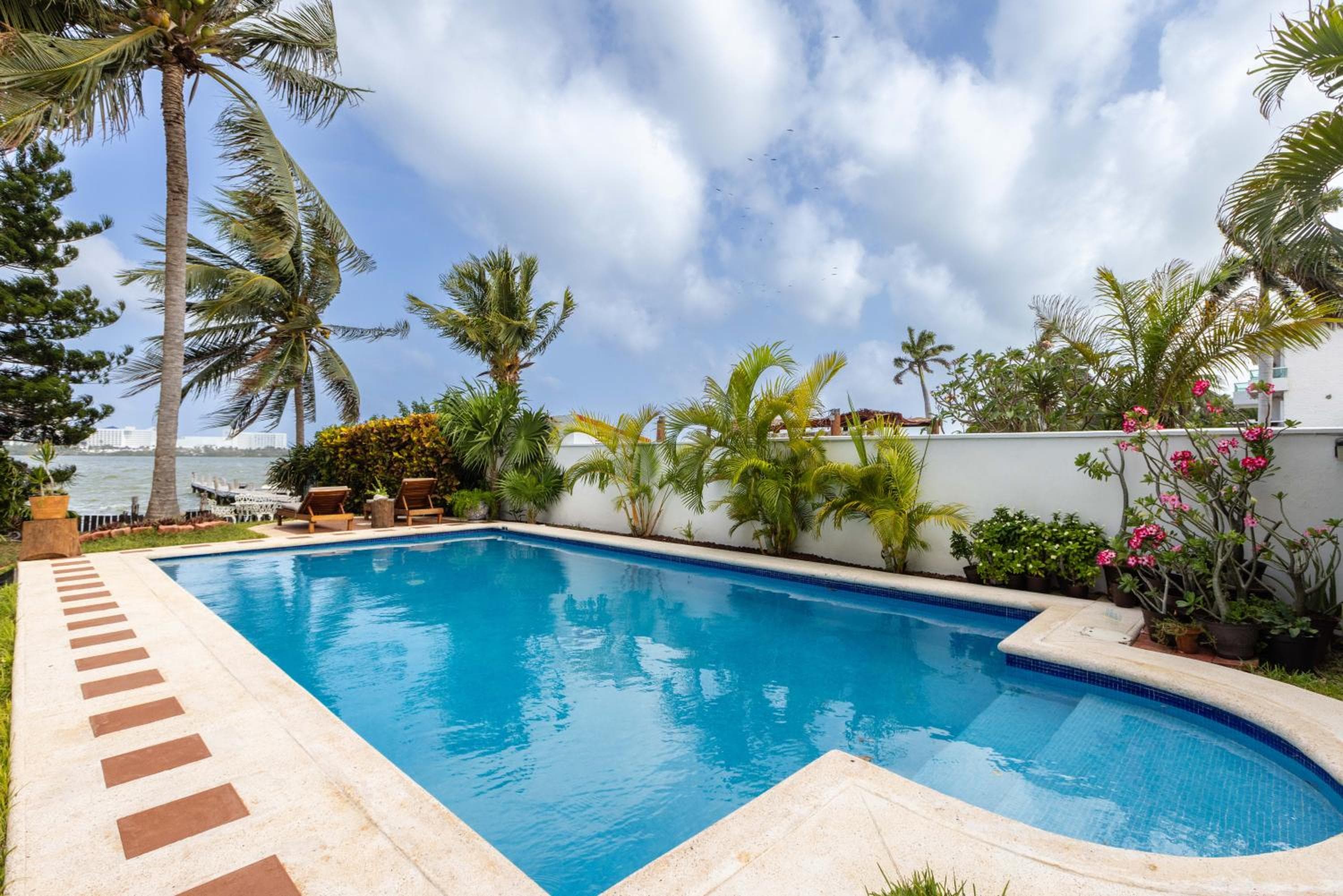Magnifica Villa Palmeras luxurious 4 Br 6 Bds 4 Ba private pool lagoon front super fast Wifi — 10