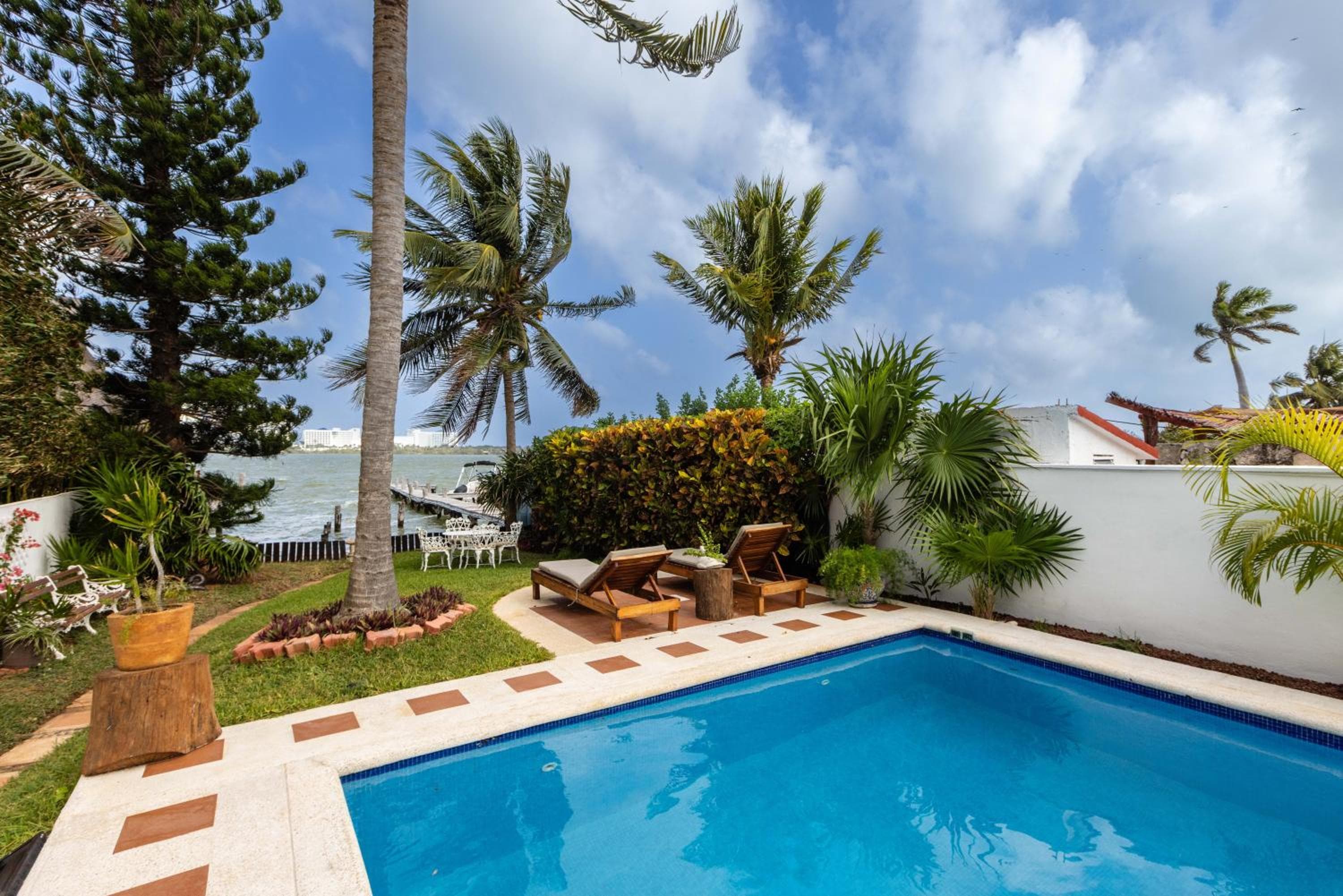 Magnifica Villa Palmeras luxurious 4 Br 6 Bds 4 Ba private pool lagoon front super fast Wifi — 8