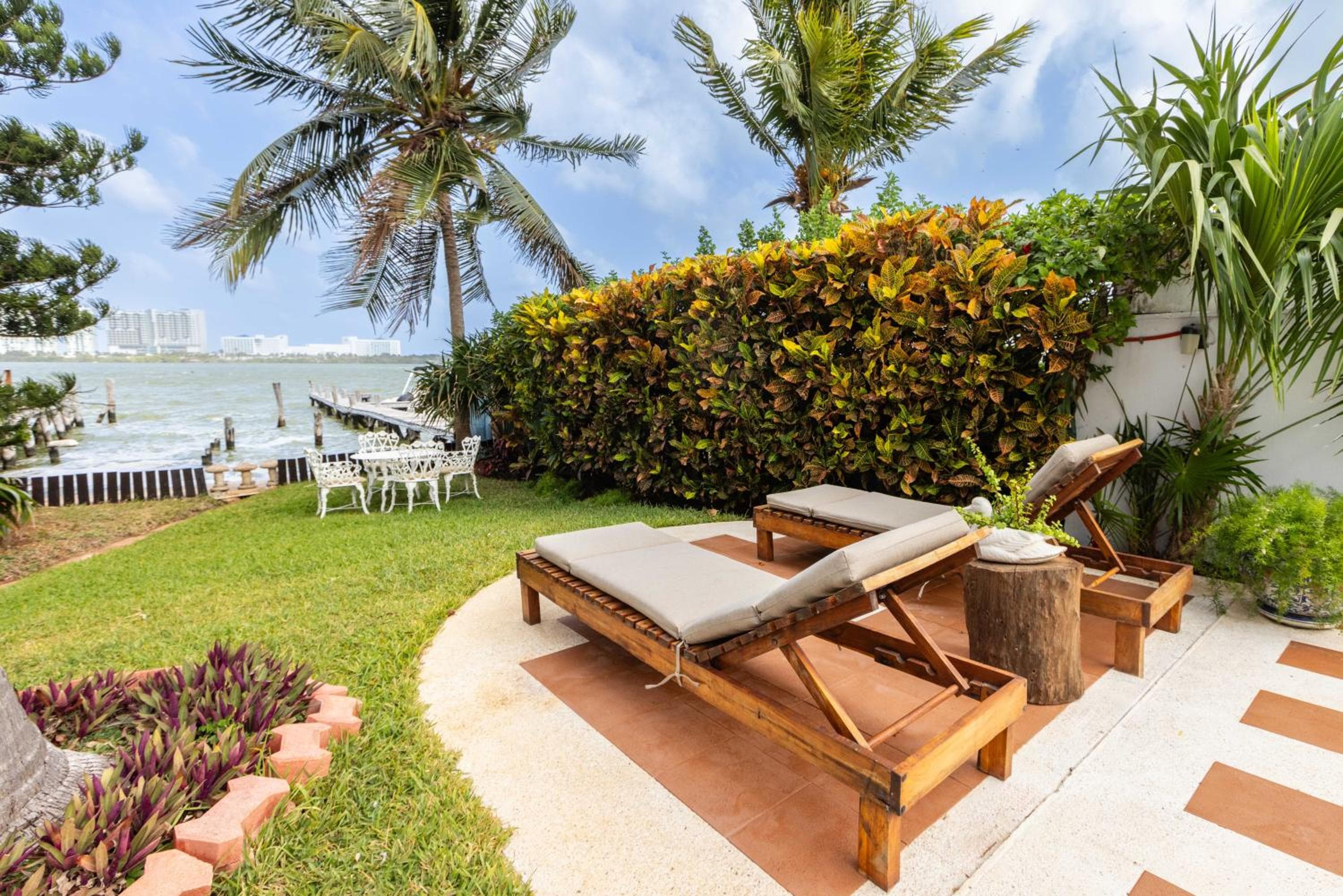Magnifica Villa Palmeras luxurious 4 Br 6 Bds 4 Ba private pool lagoon front super fast Wifi — 19